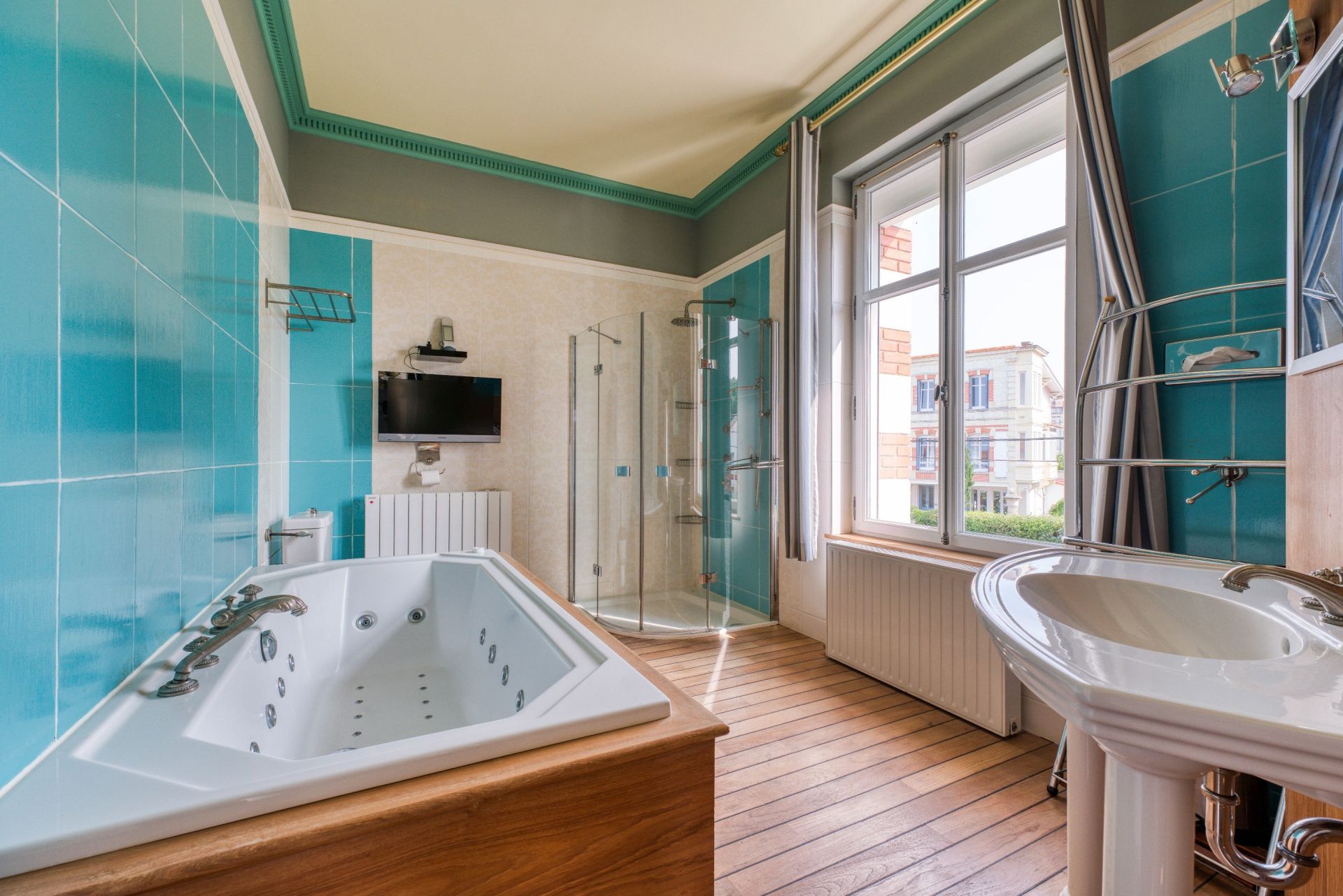 mansion 9 Rooms for sale on ROYAN (17200)