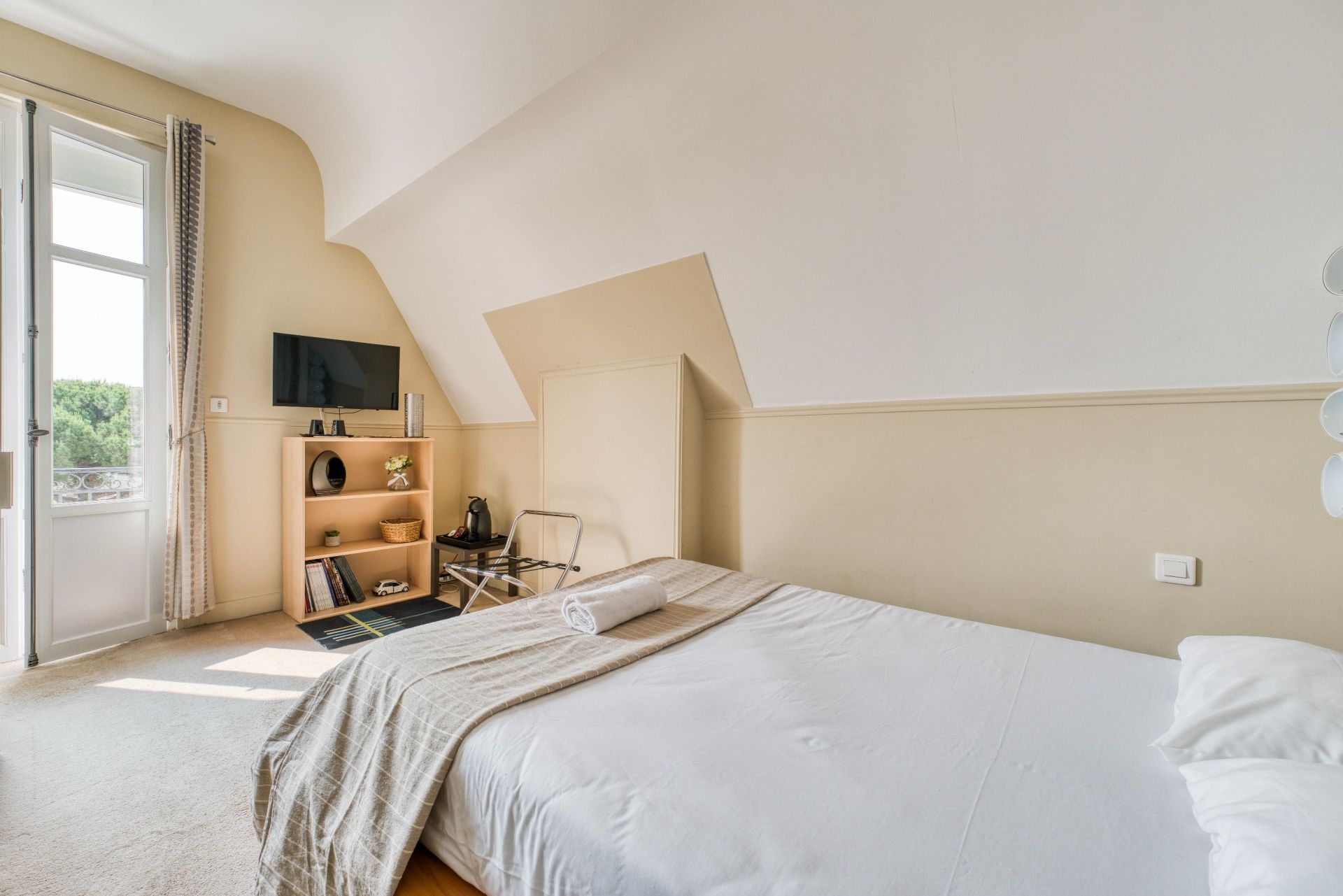 mansion 9 Rooms for sale on ROYAN (17200)