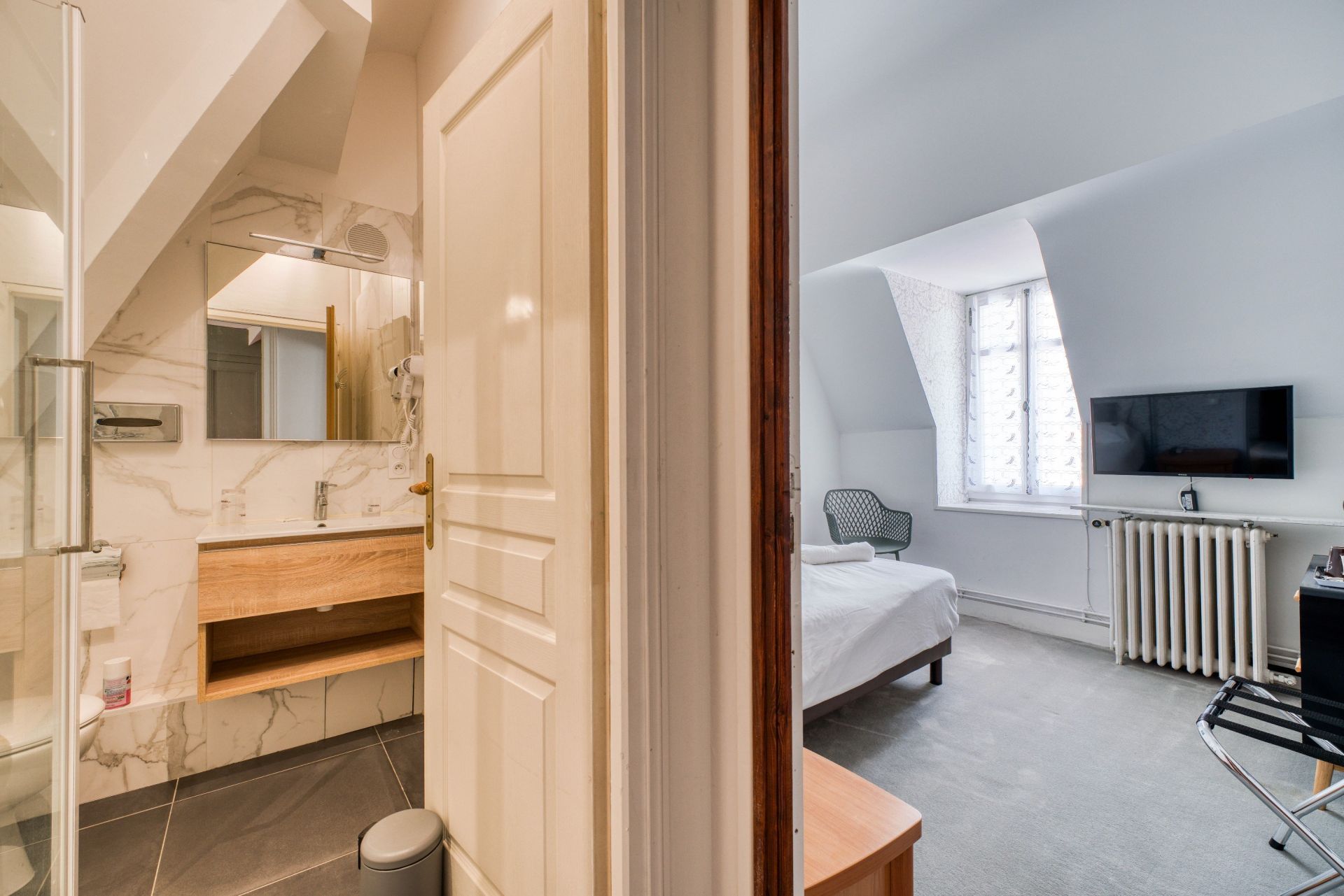 mansion 9 Rooms for sale on ROYAN (17200)