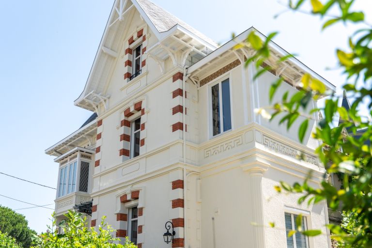 mansion 9 Rooms for sale on ROYAN (17200)
