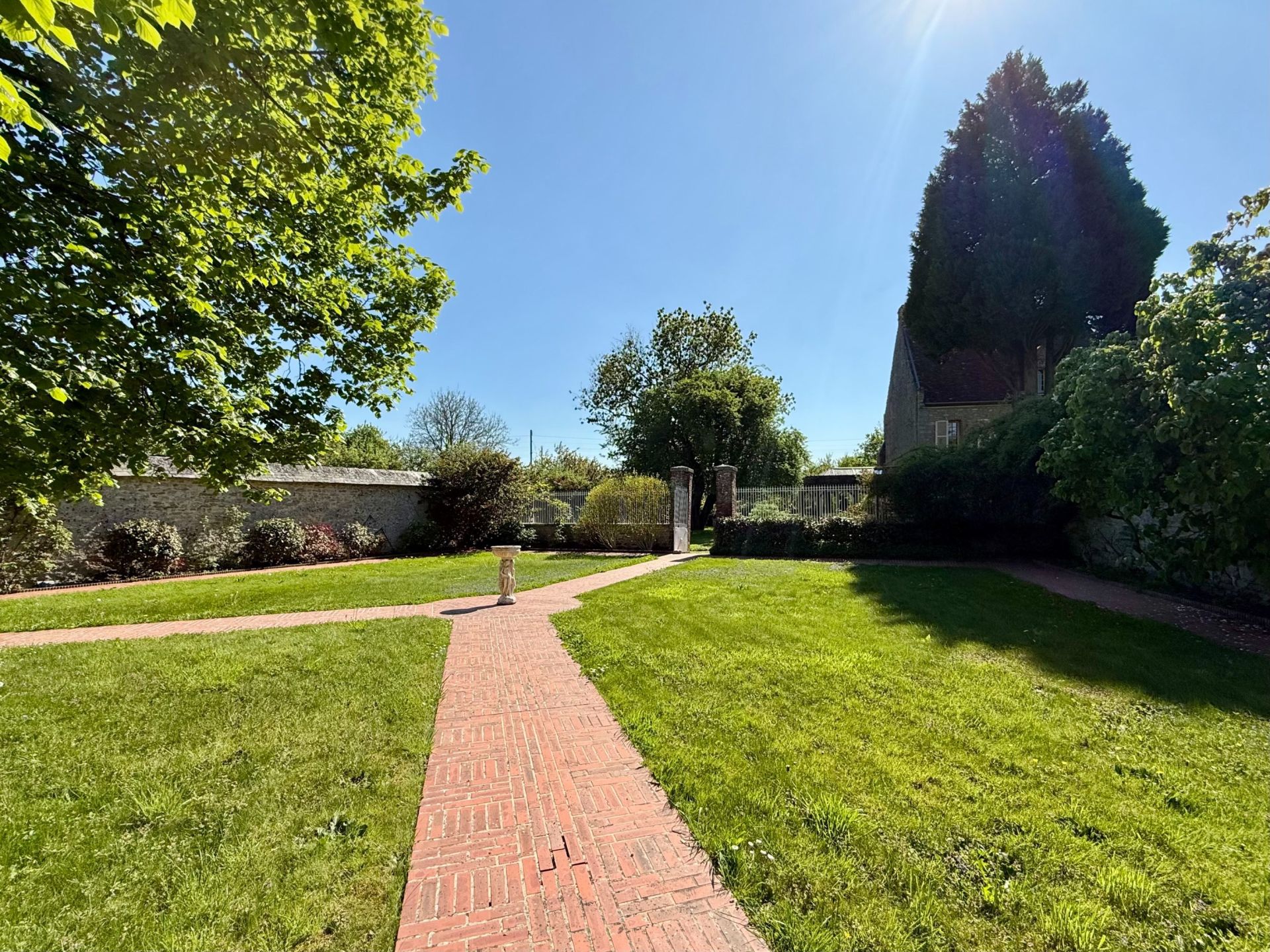 luxury house 6 Rooms for sale on HAUSSEZ (76440)