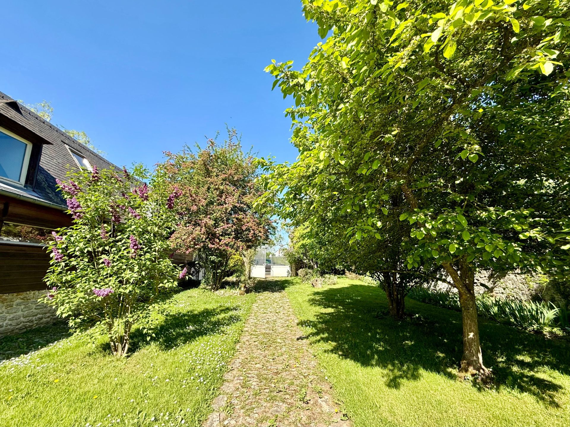 luxury house 6 Rooms for sale on HAUSSEZ (76440)