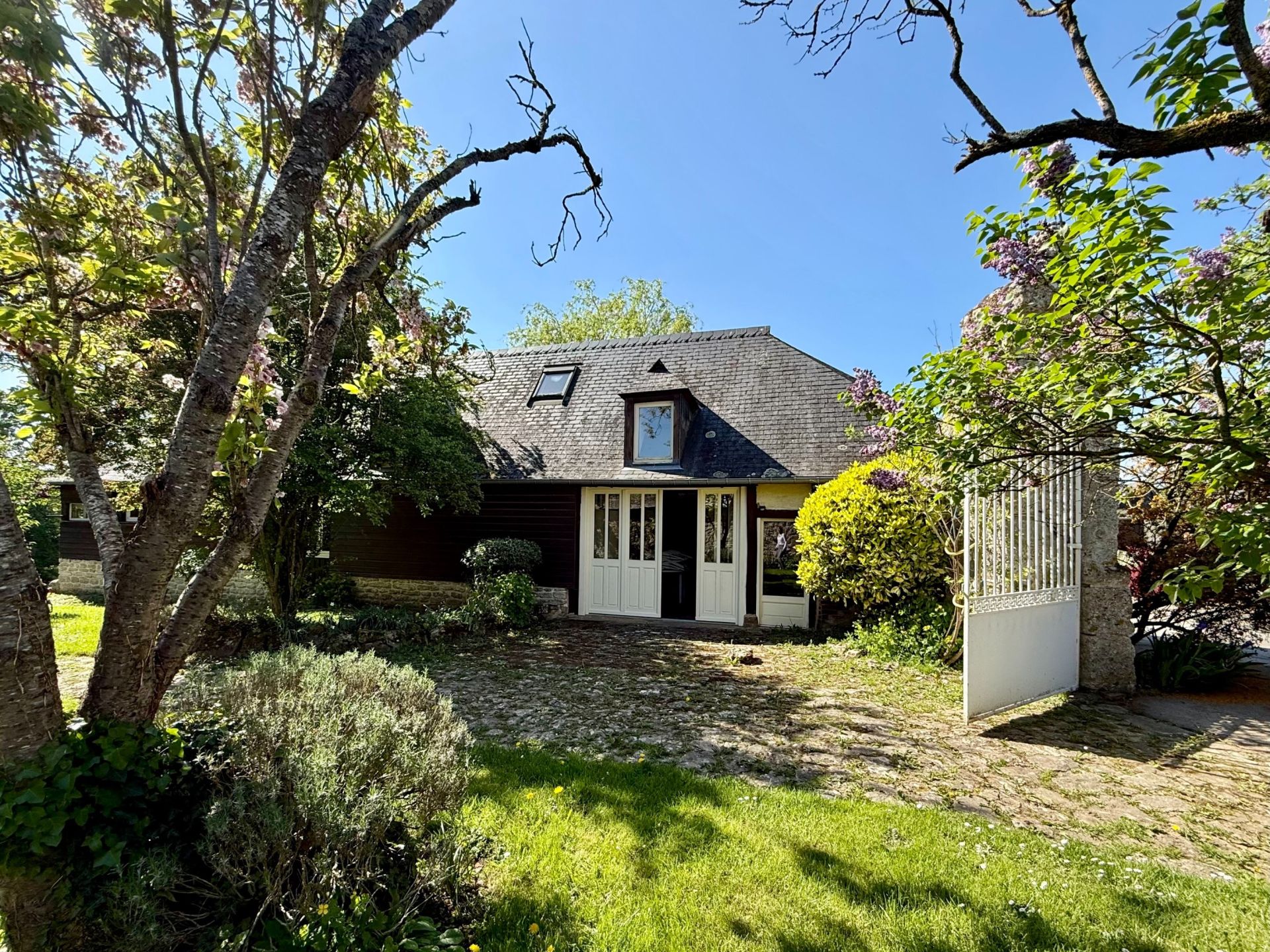 luxury house 6 Rooms for sale on HAUSSEZ (76440)