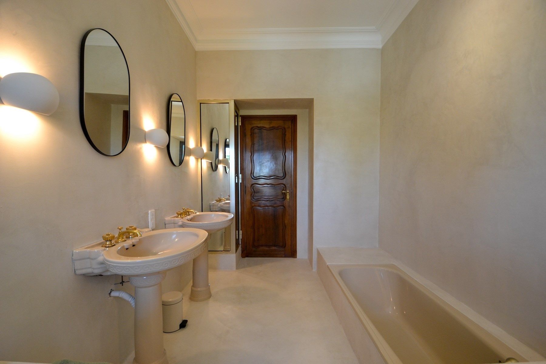 luxury house 9 Rooms for sale on BEAUCAIRE (30300)