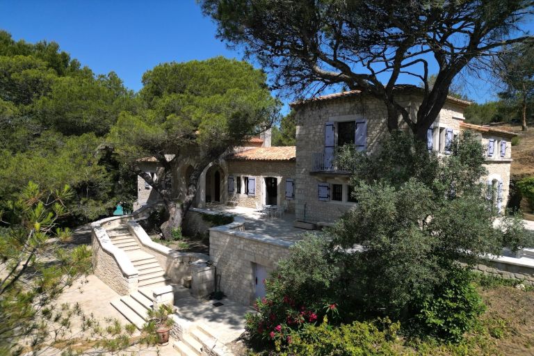 luxury house 9 Rooms for sale on BEAUCAIRE (30300)