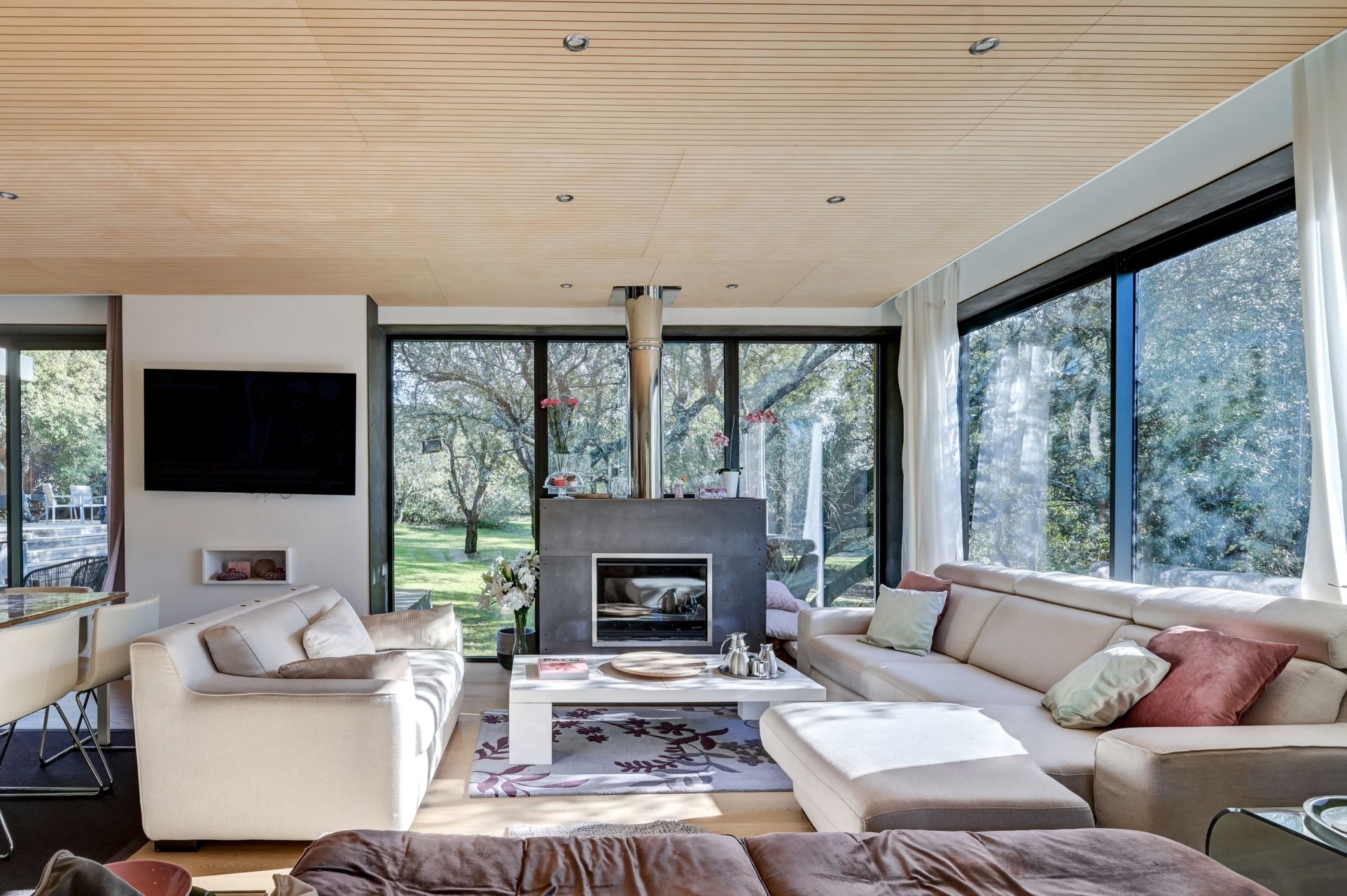 luxury house 8 Rooms for seasonal rent on ROGNES (13840)