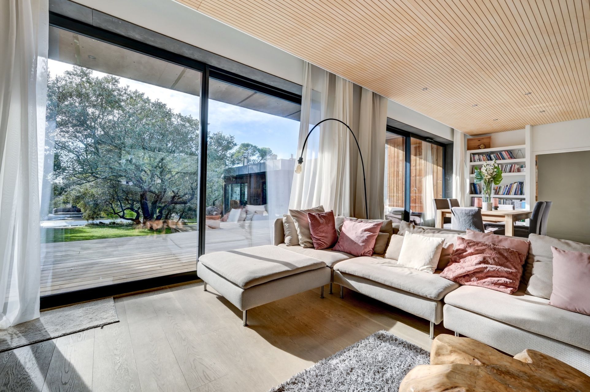 luxury house 8 Rooms for seasonal rent on ROGNES (13840)