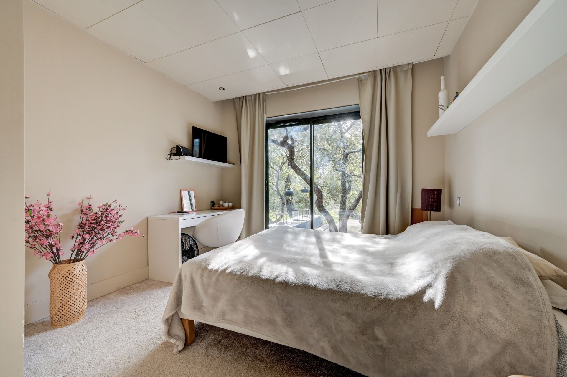 luxury house 8 Rooms for seasonal rent on ROGNES (13840)