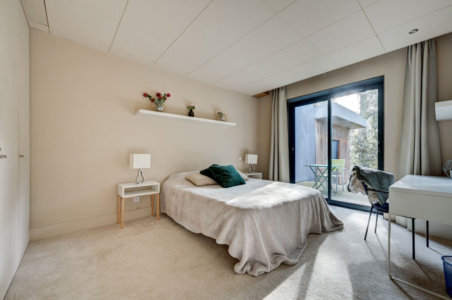 luxury house 8 Rooms for seasonal rent on ROGNES (13840)