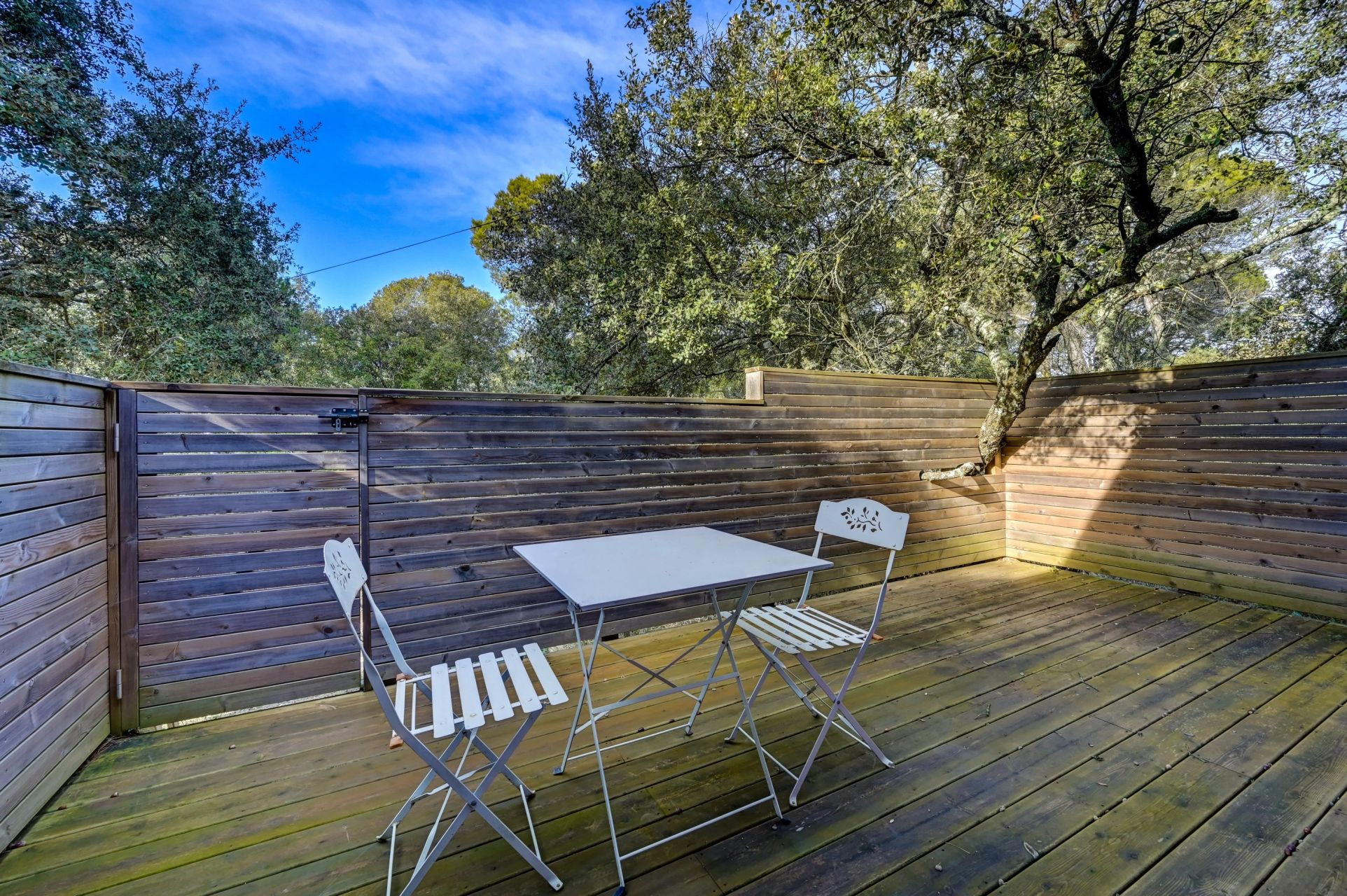 luxury house 8 Rooms for seasonal rent on ROGNES (13840)