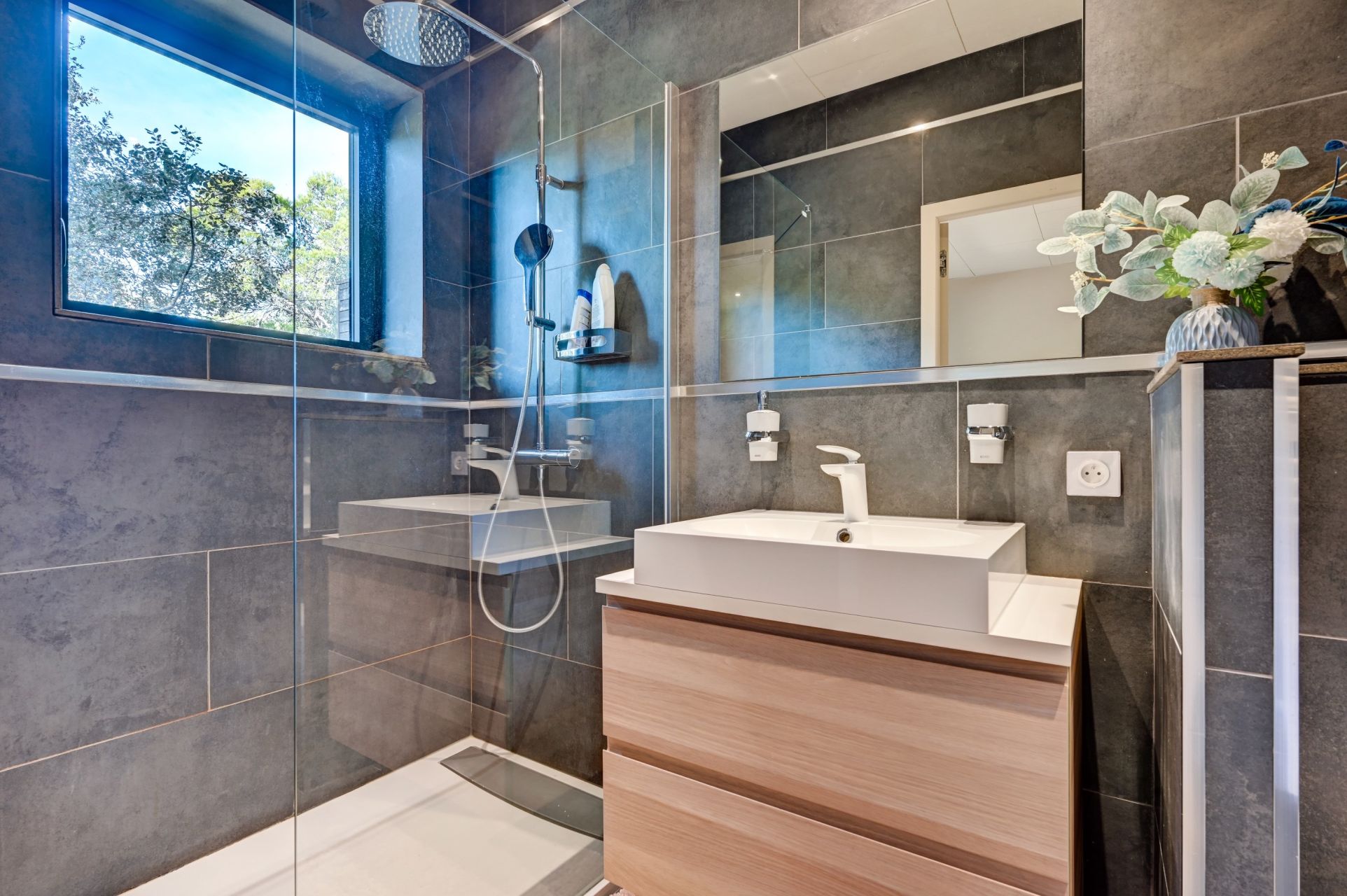 luxury house 8 Rooms for seasonal rent on ROGNES (13840)