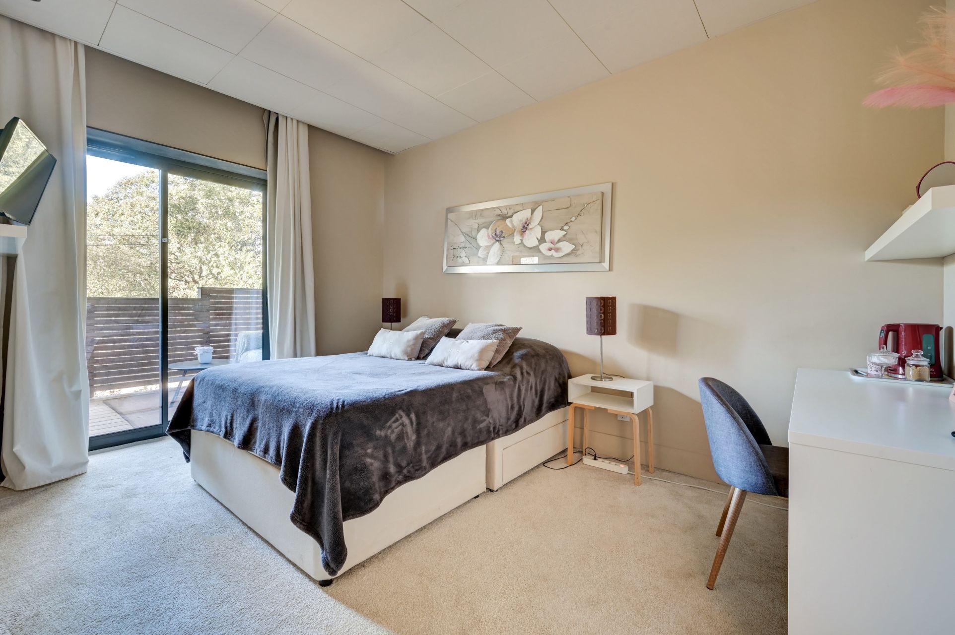 luxury house 8 Rooms for seasonal rent on ROGNES (13840)