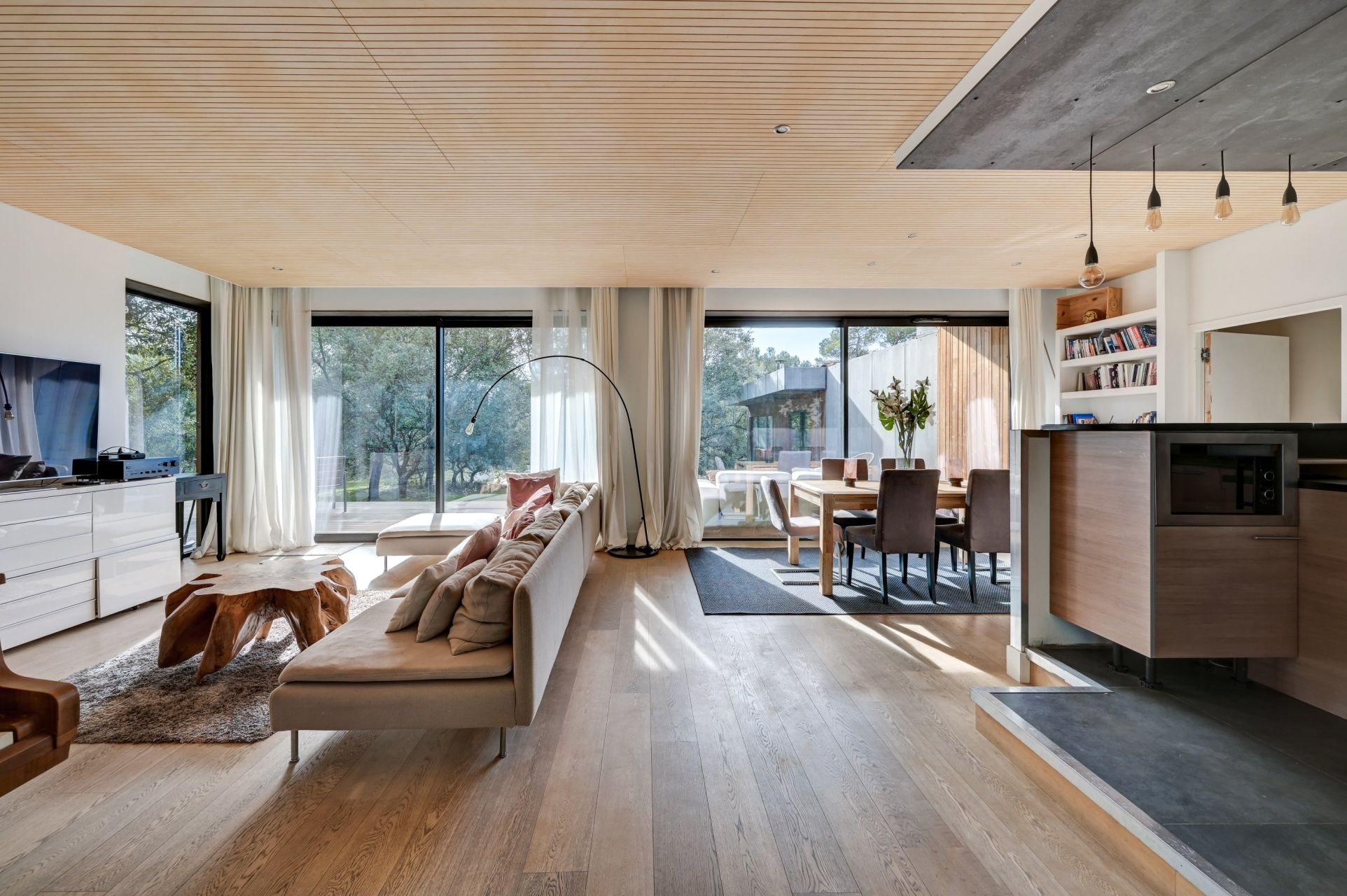 luxury house 8 Rooms for seasonal rent on ROGNES (13840)