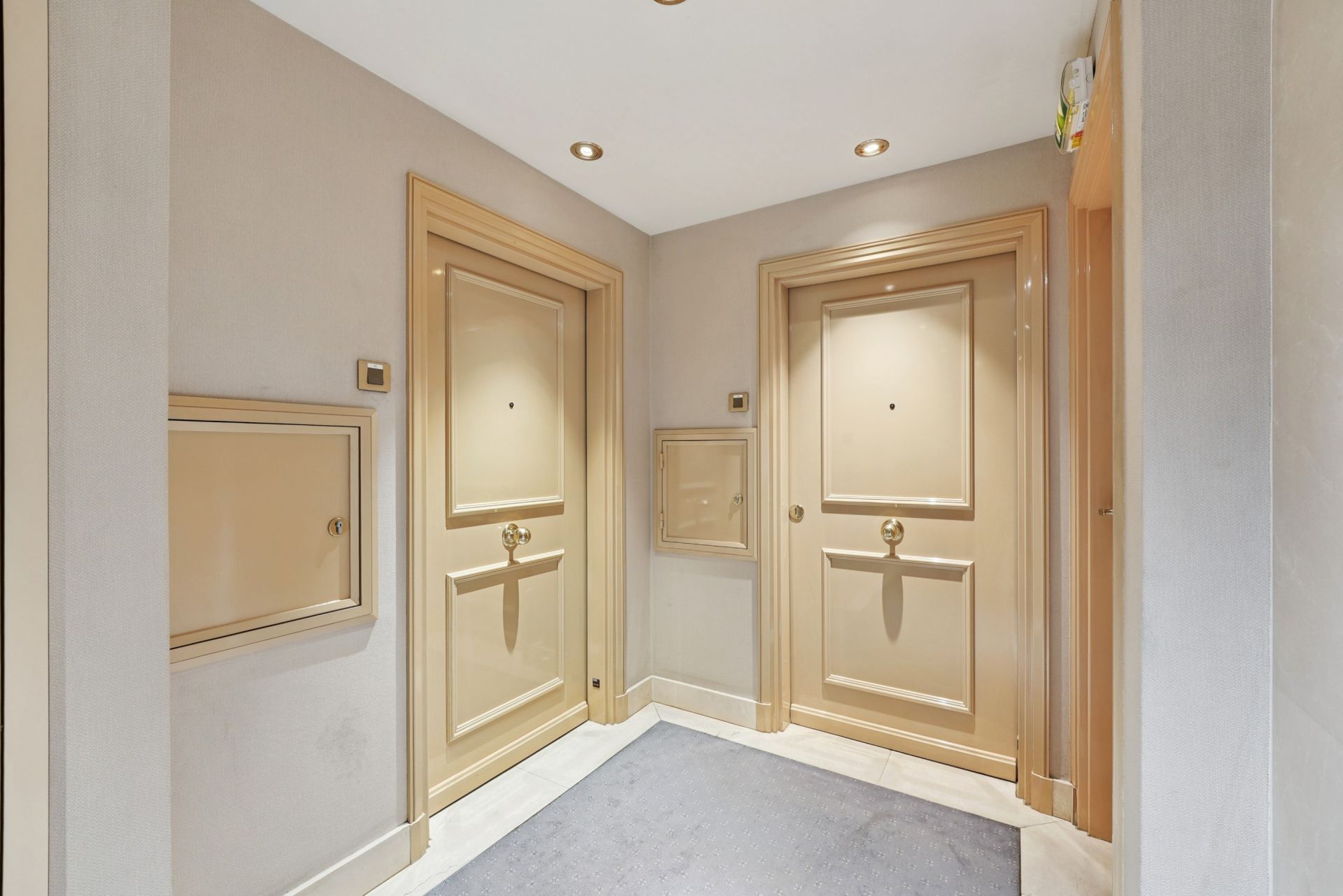 luxury apartment 4 Rooms for sale on PARIS (75017)