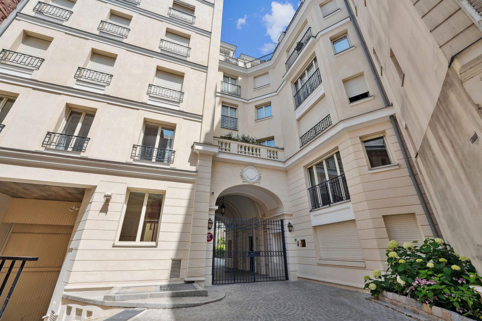 luxury apartment 4 Rooms for sale on PARIS (75017)