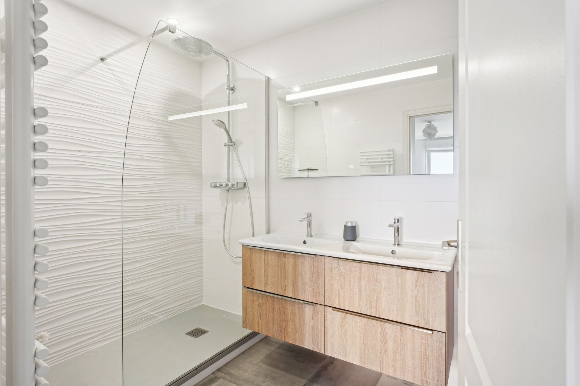 luxury apartment 6 Rooms for sale on LYON (69003)