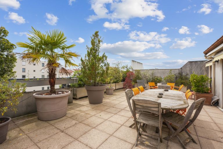 luxury apartment 6 Rooms for sale on LYON (69003)