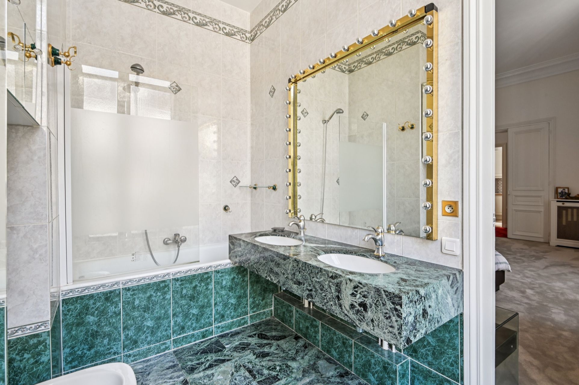 luxury apartment 7 Rooms for sale on PARIS (75016)