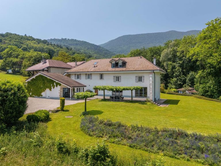 luxury house 8 Rooms for sale on DIVONNE LES BAINS (01220)