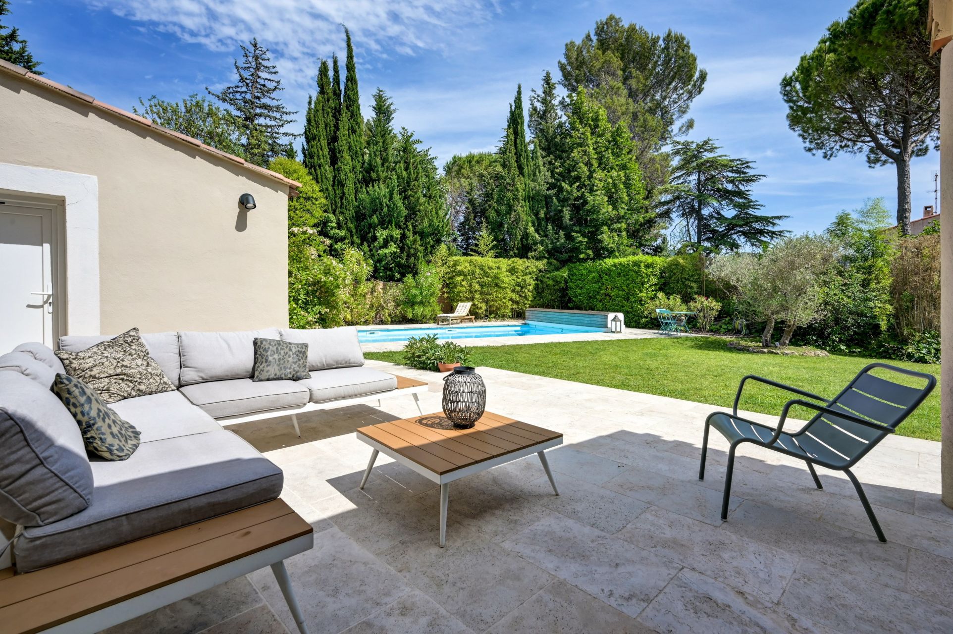 luxury villa 8 Rooms for sale on AIX EN PROVENCE (13100)