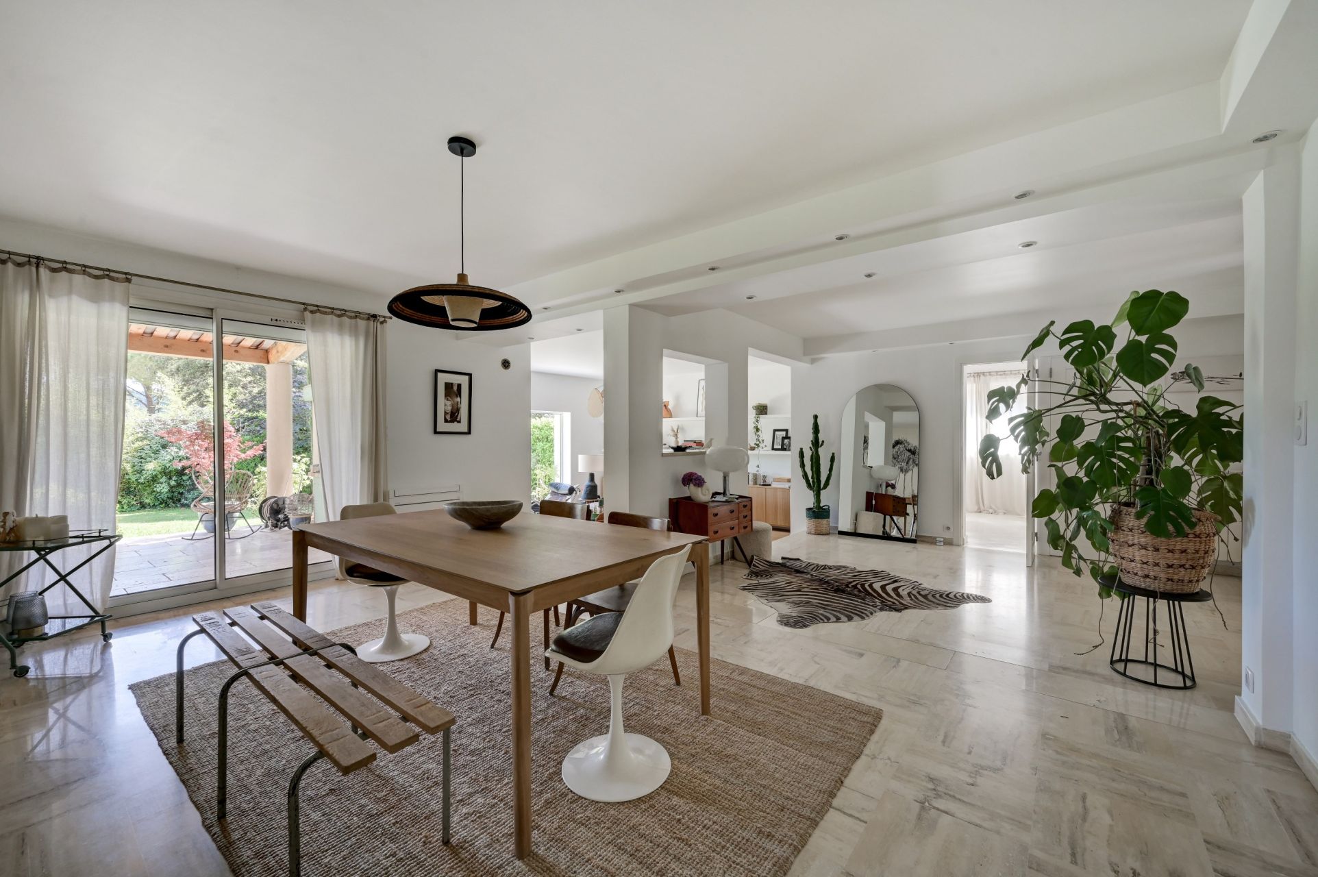 luxury villa 8 Rooms for sale on AIX EN PROVENCE (13100)