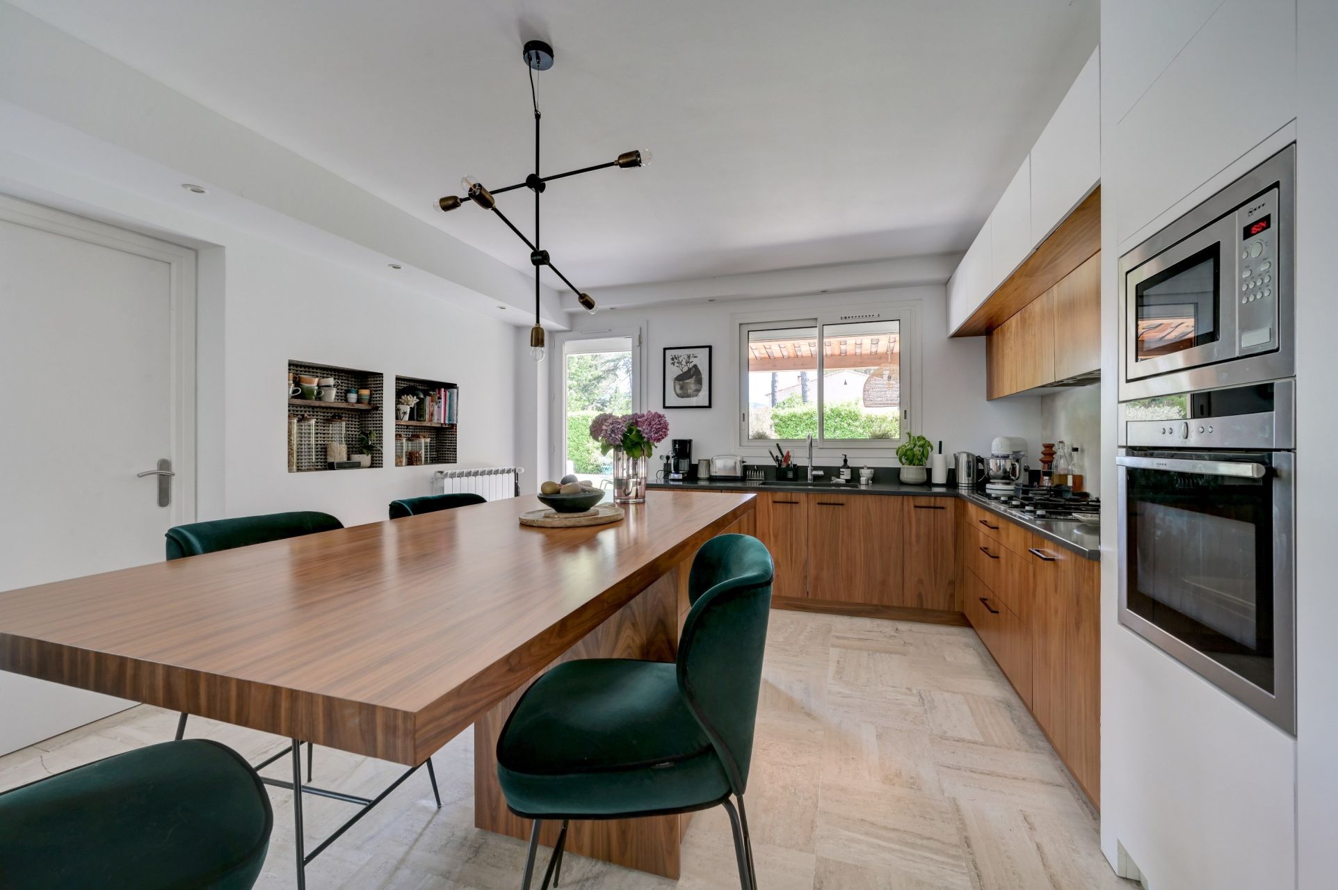 luxury villa 8 Rooms for sale on AIX EN PROVENCE (13100)