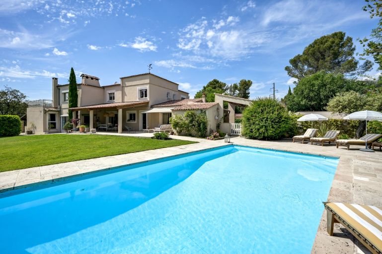 luxury villa 8 Rooms for sale on AIX EN PROVENCE (13100)