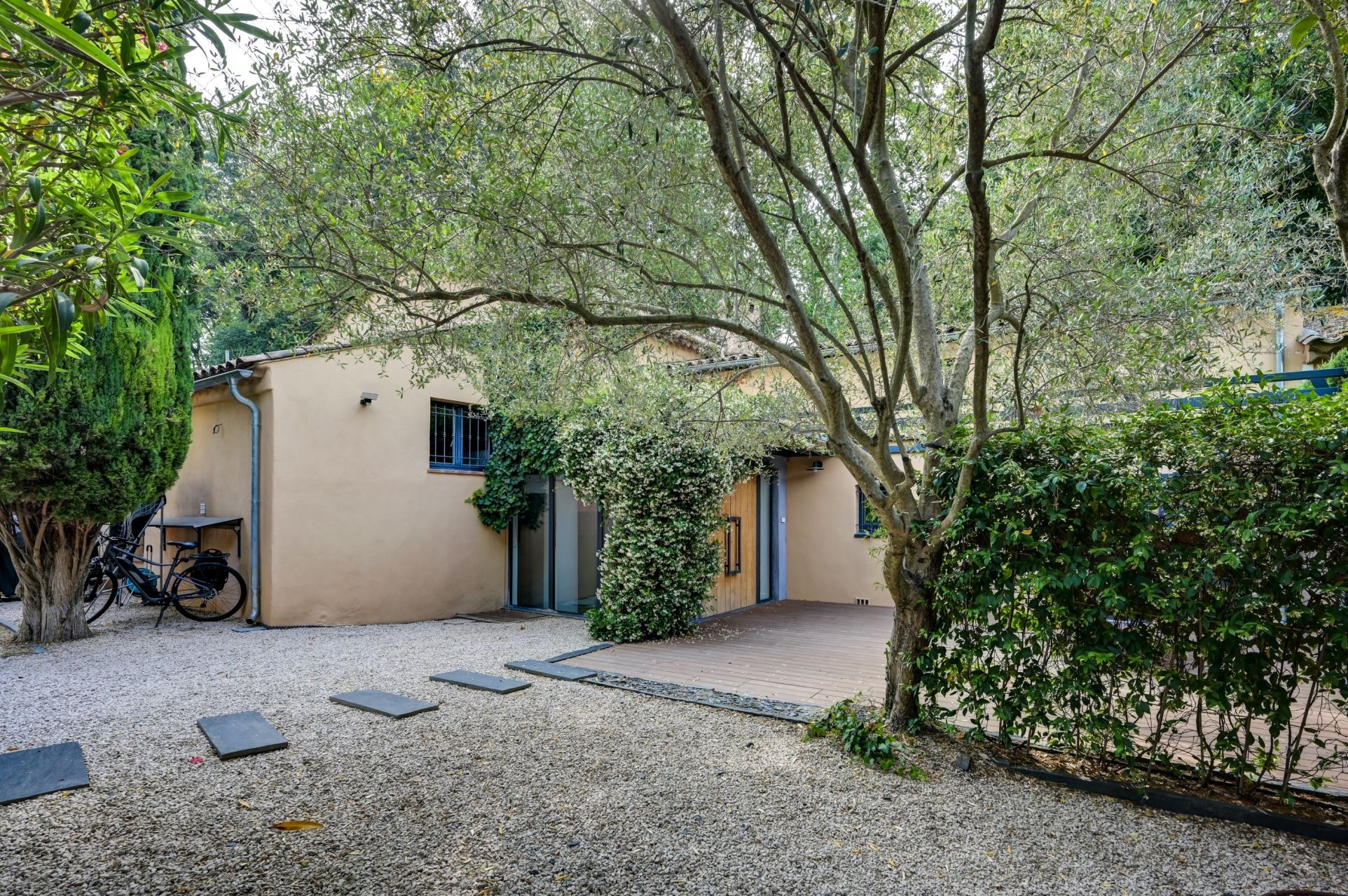 luxury house 5 Rooms for sale on AIX EN PROVENCE (13100)