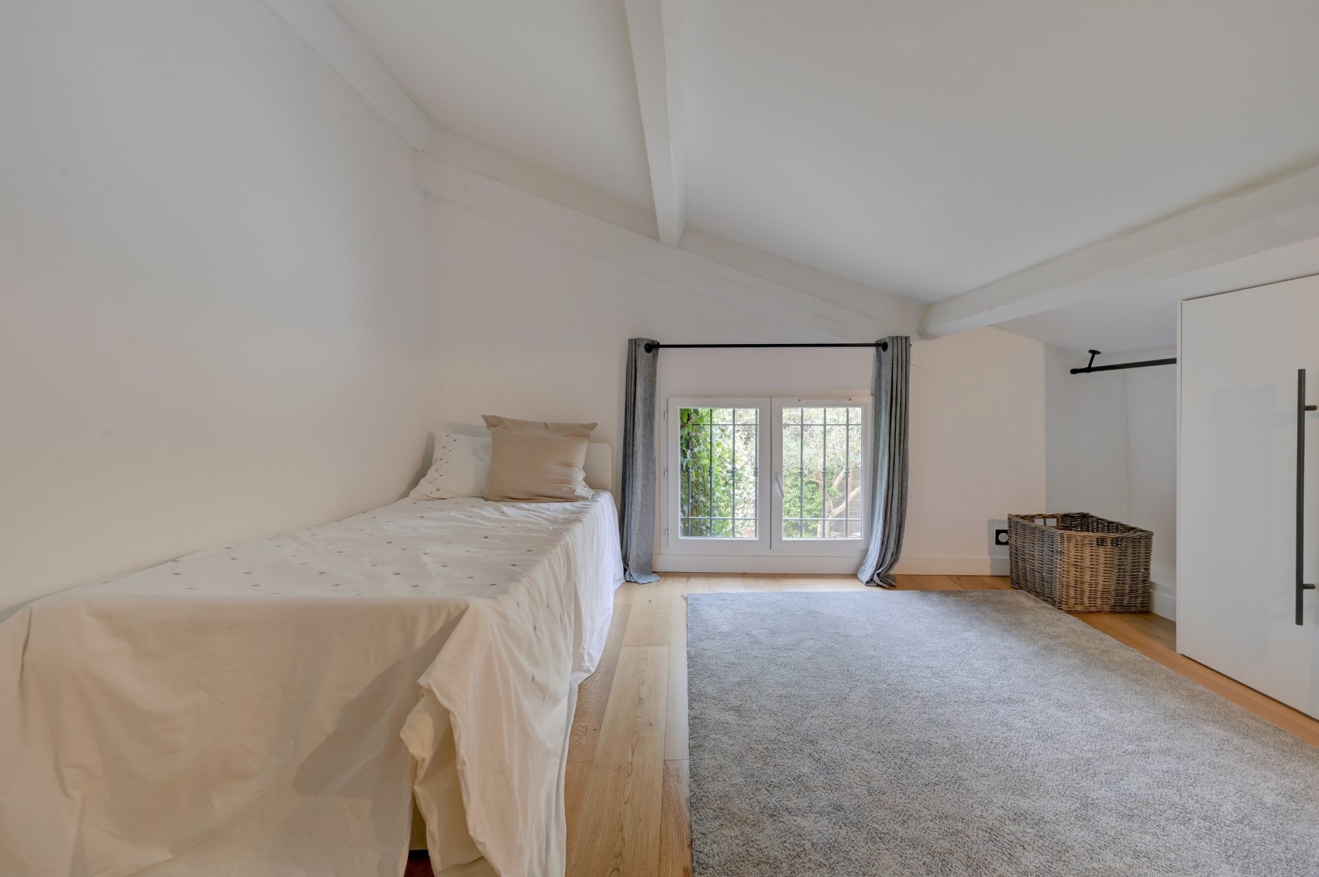 luxury house 5 Rooms for sale on AIX EN PROVENCE (13100)