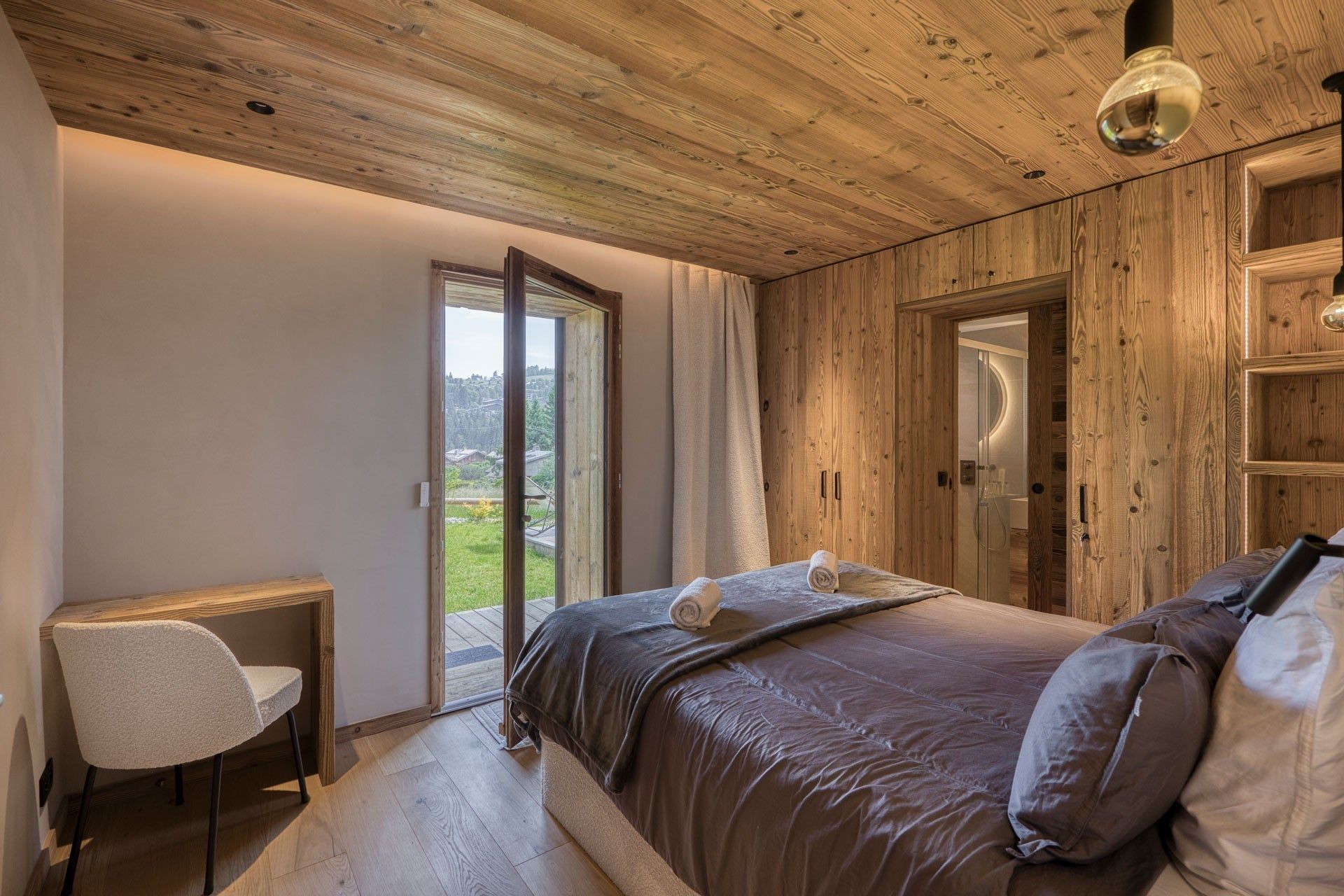 luxury chalet 7 Rooms for seasonal rent on COMBLOUX (74920)