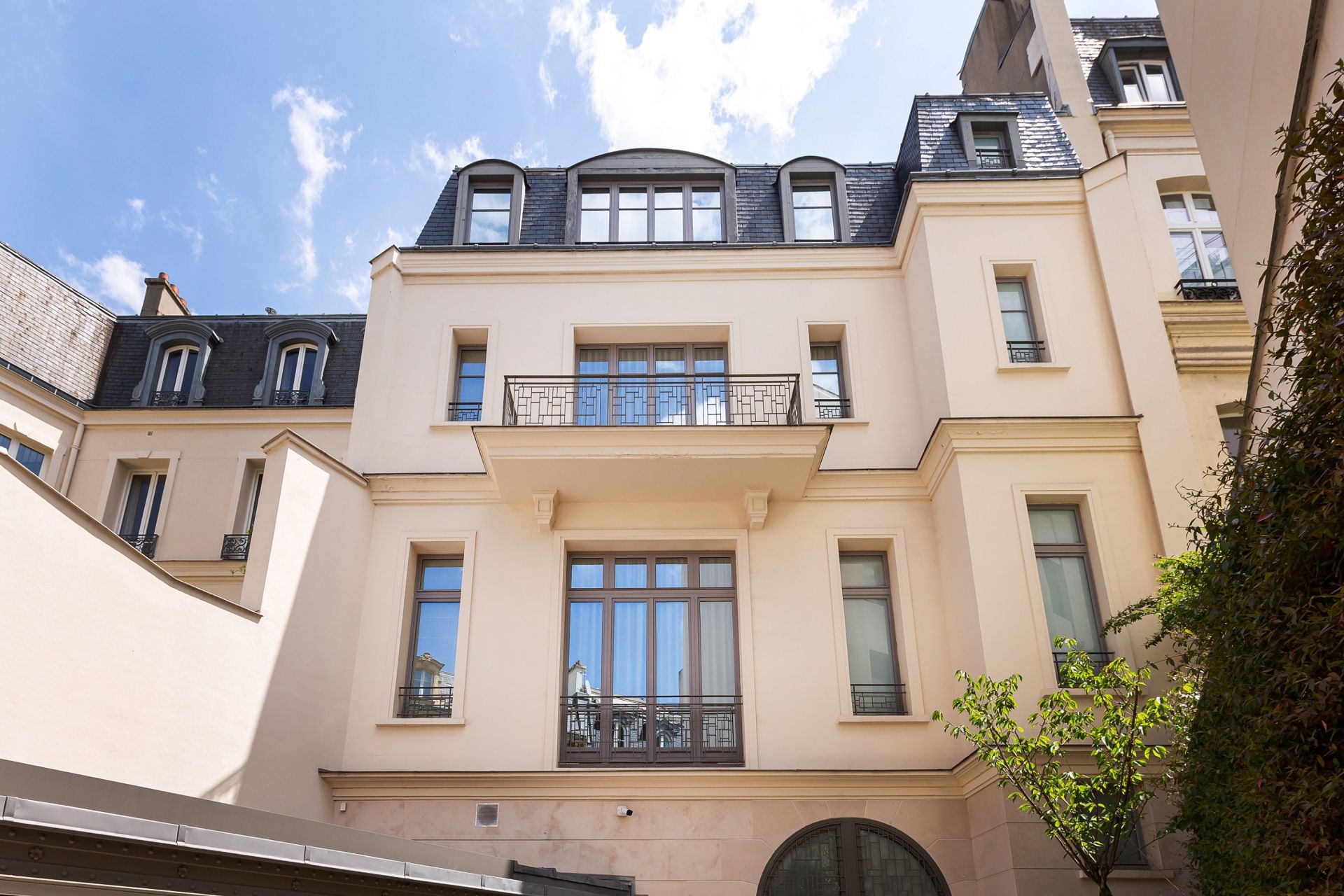 mansion (hôtel particulier) 14 Rooms for sale on PARIS (75116)