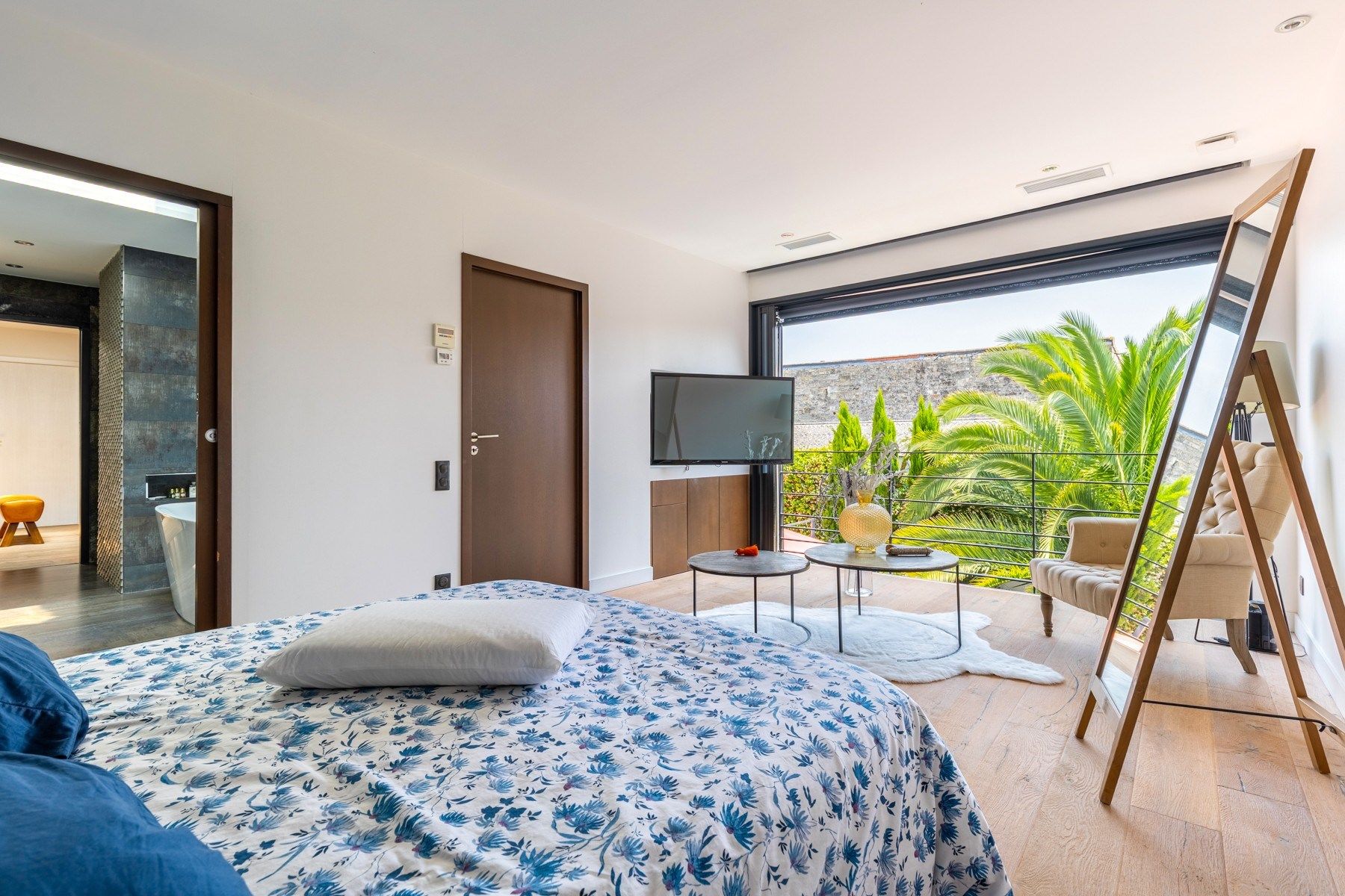 luxury house 6 Rooms for sale on BORDEAUX (33000)