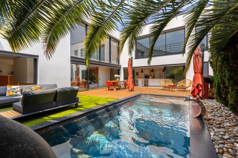 luxury house 6 Rooms for sale on BORDEAUX (33000)