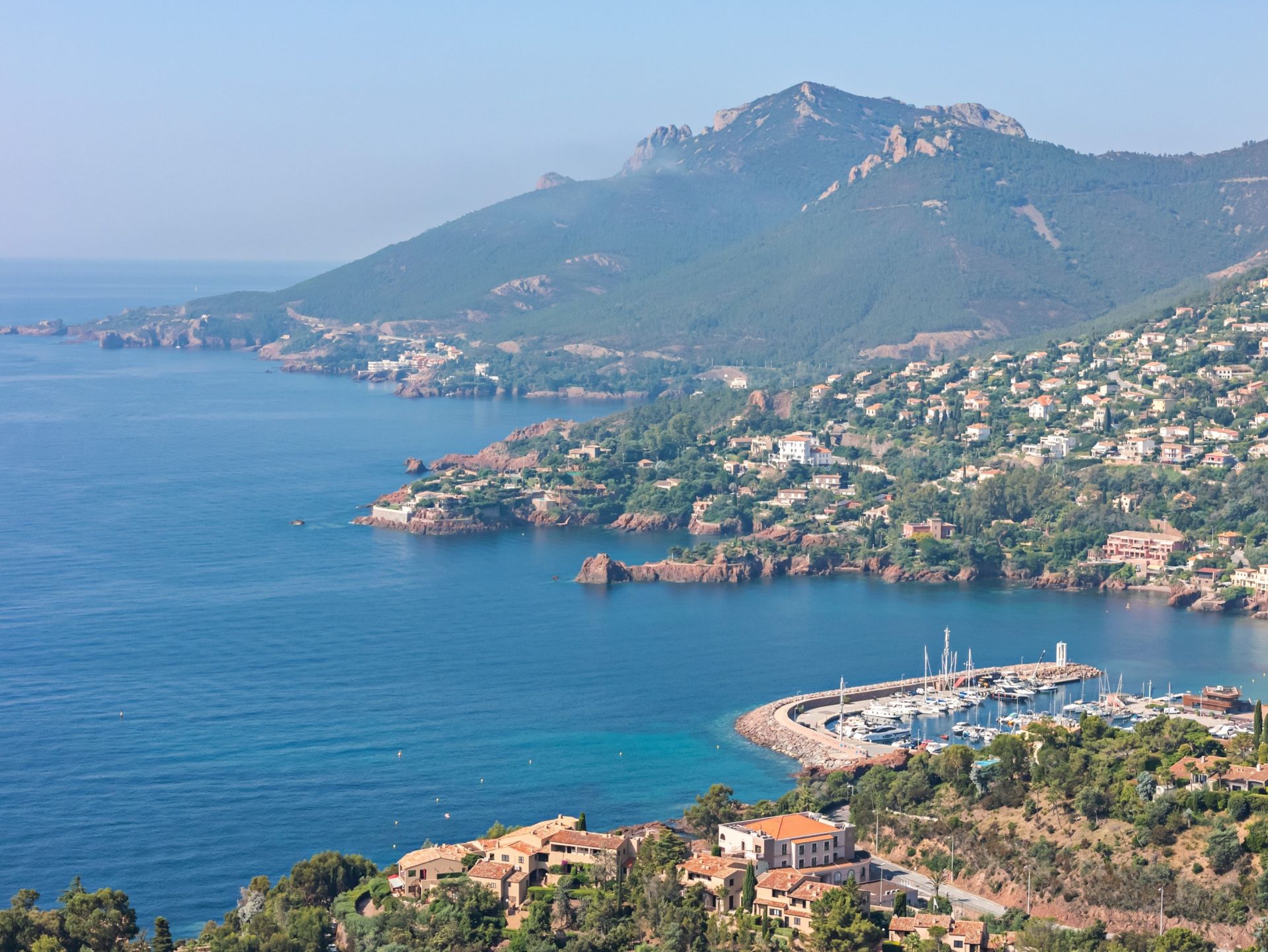 contemporary house 7 Rooms for sale on THEOULE SUR MER (06590)