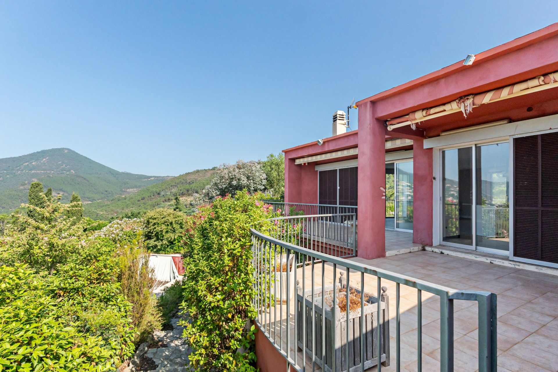 maison contemporaine 7 Pièces en vente sur THEOULE SUR MER (06590)