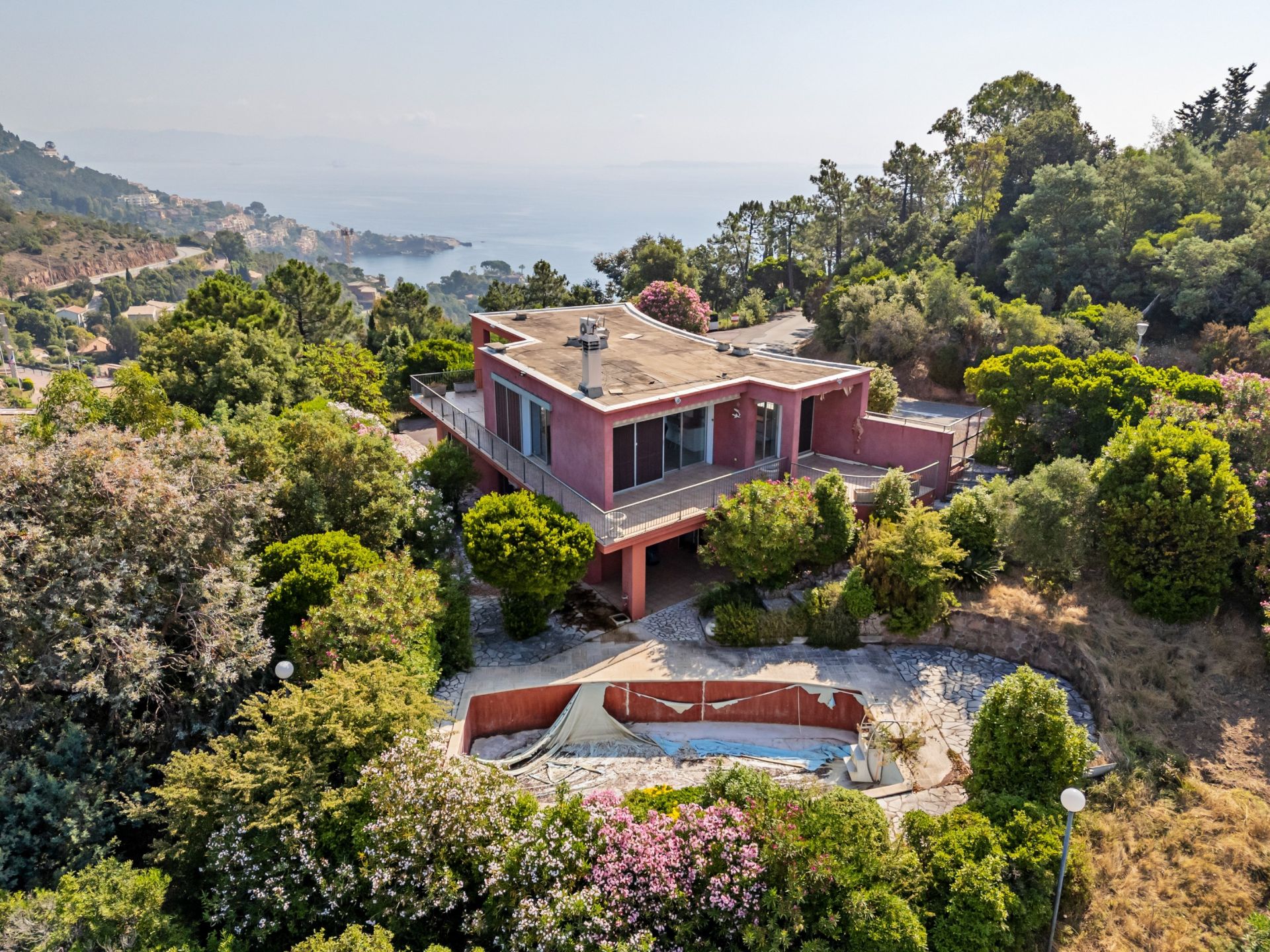 maison contemporaine 7 Pièces en vente sur THEOULE SUR MER (06590)