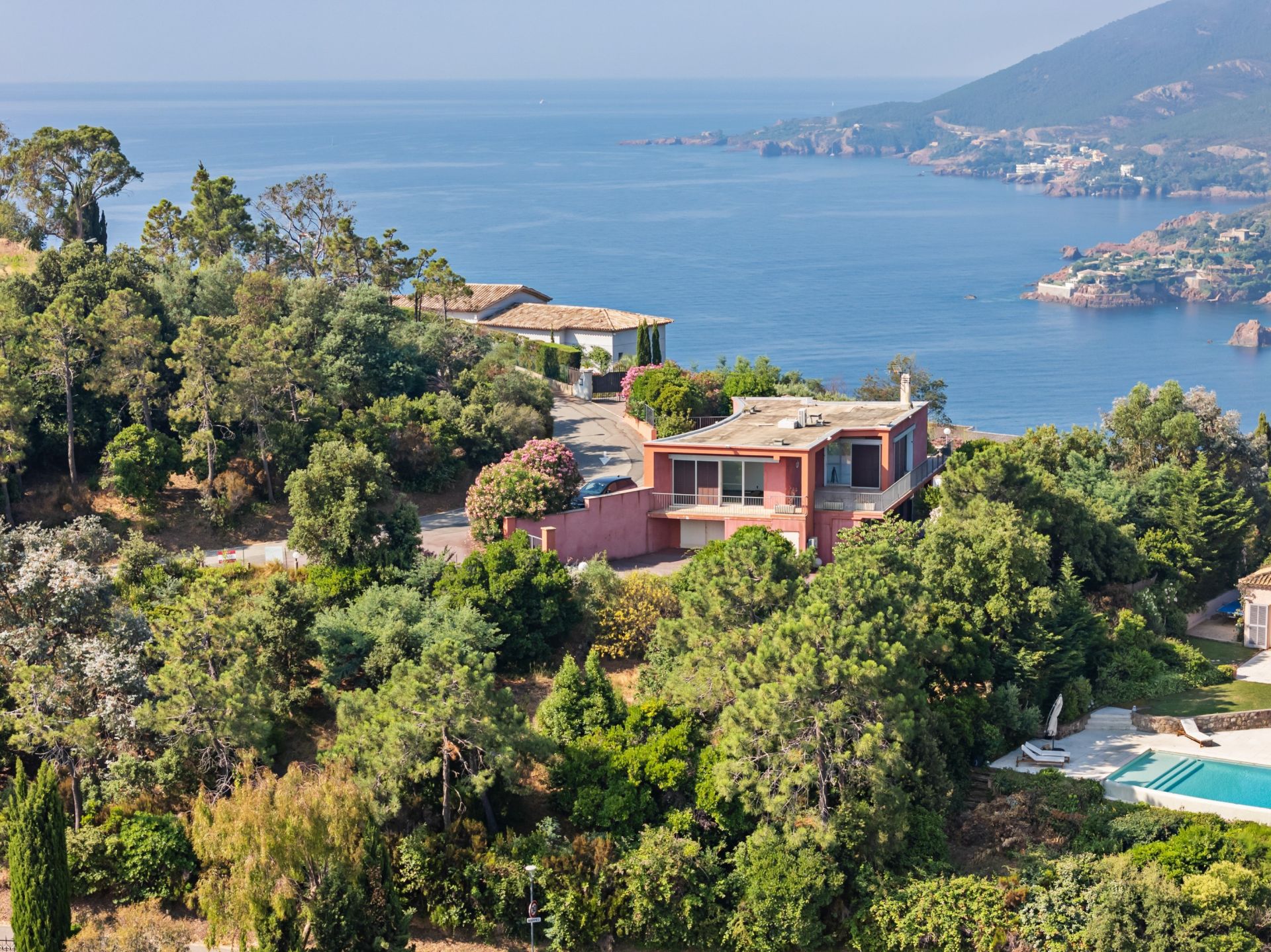 maison contemporaine 7 Pièces en vente sur THEOULE SUR MER (06590)