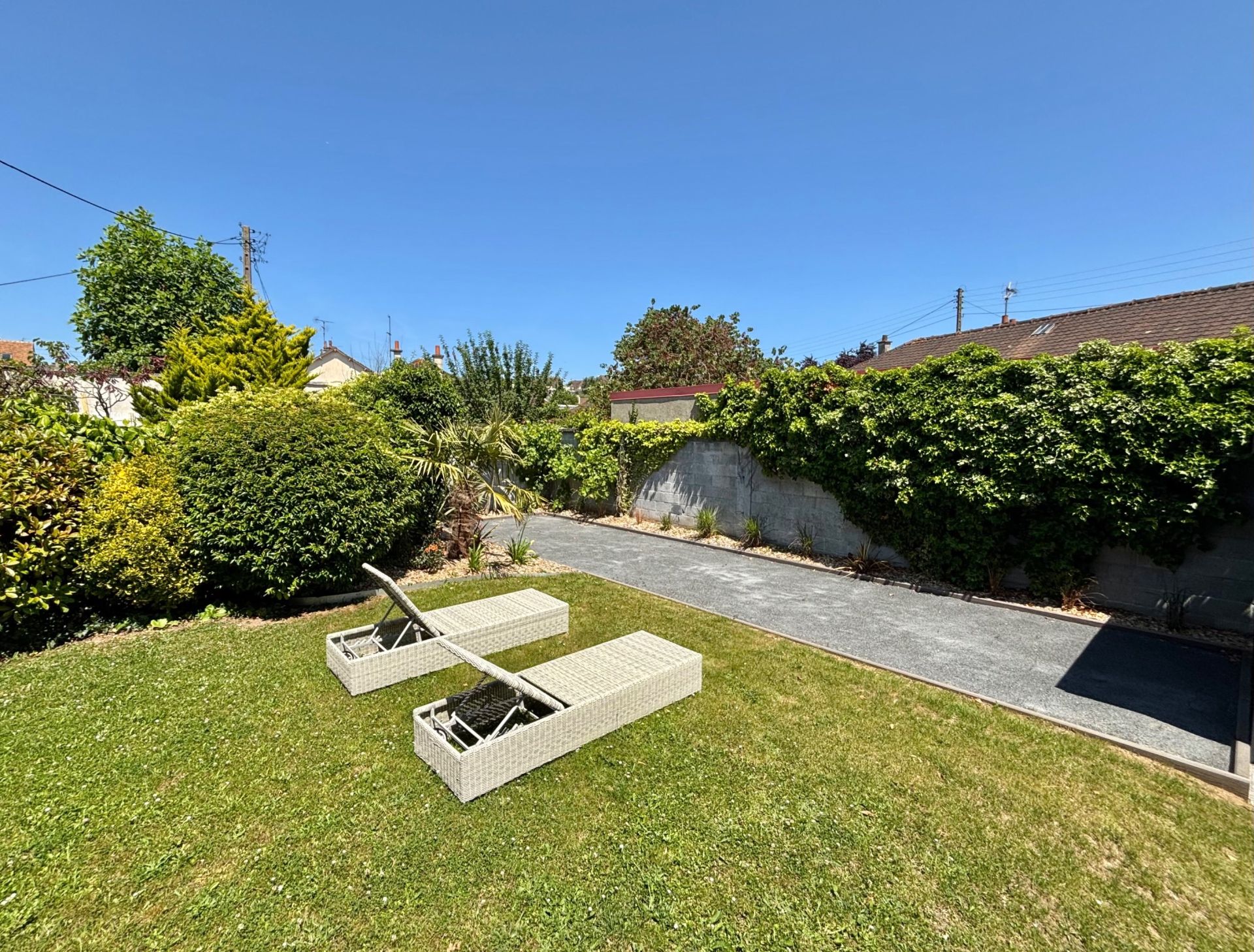 luxury house 8 Rooms for sale on CAEN (14000)