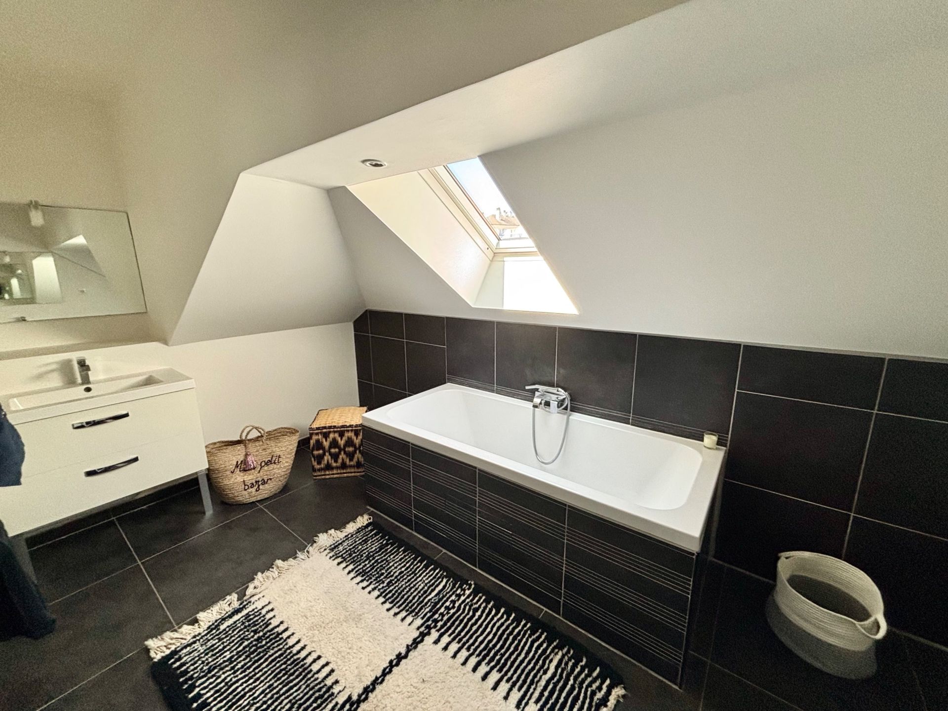 luxury house 8 Rooms for sale on CAEN (14000)