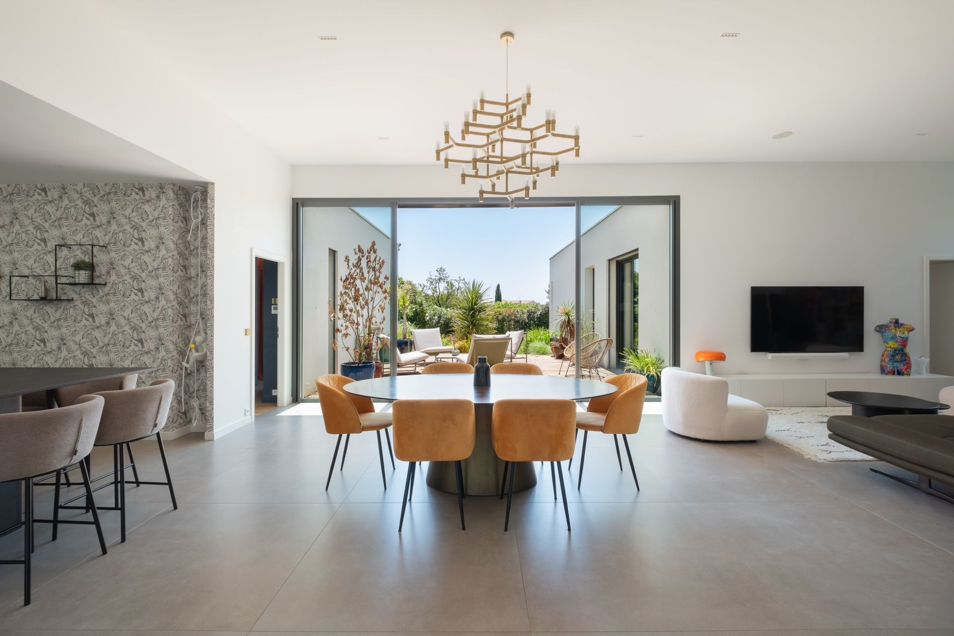 luxury house 5 Rooms for sale on PEZENAS (34120)