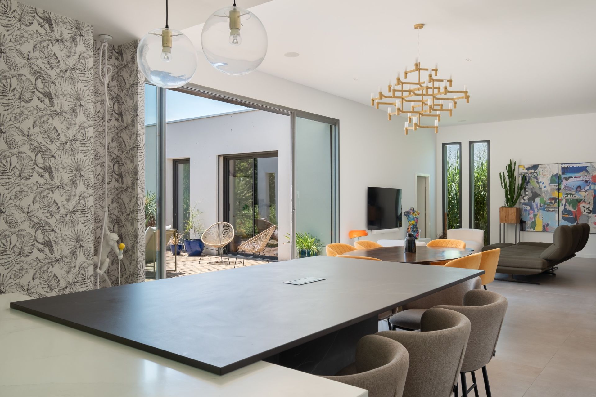 luxury house 5 Rooms for sale on PEZENAS (34120)