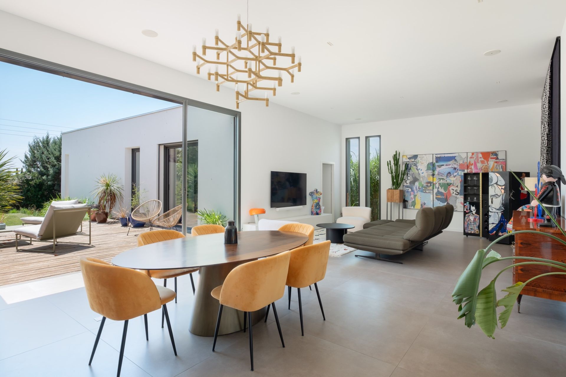 luxury house 5 Rooms for sale on PEZENAS (34120)