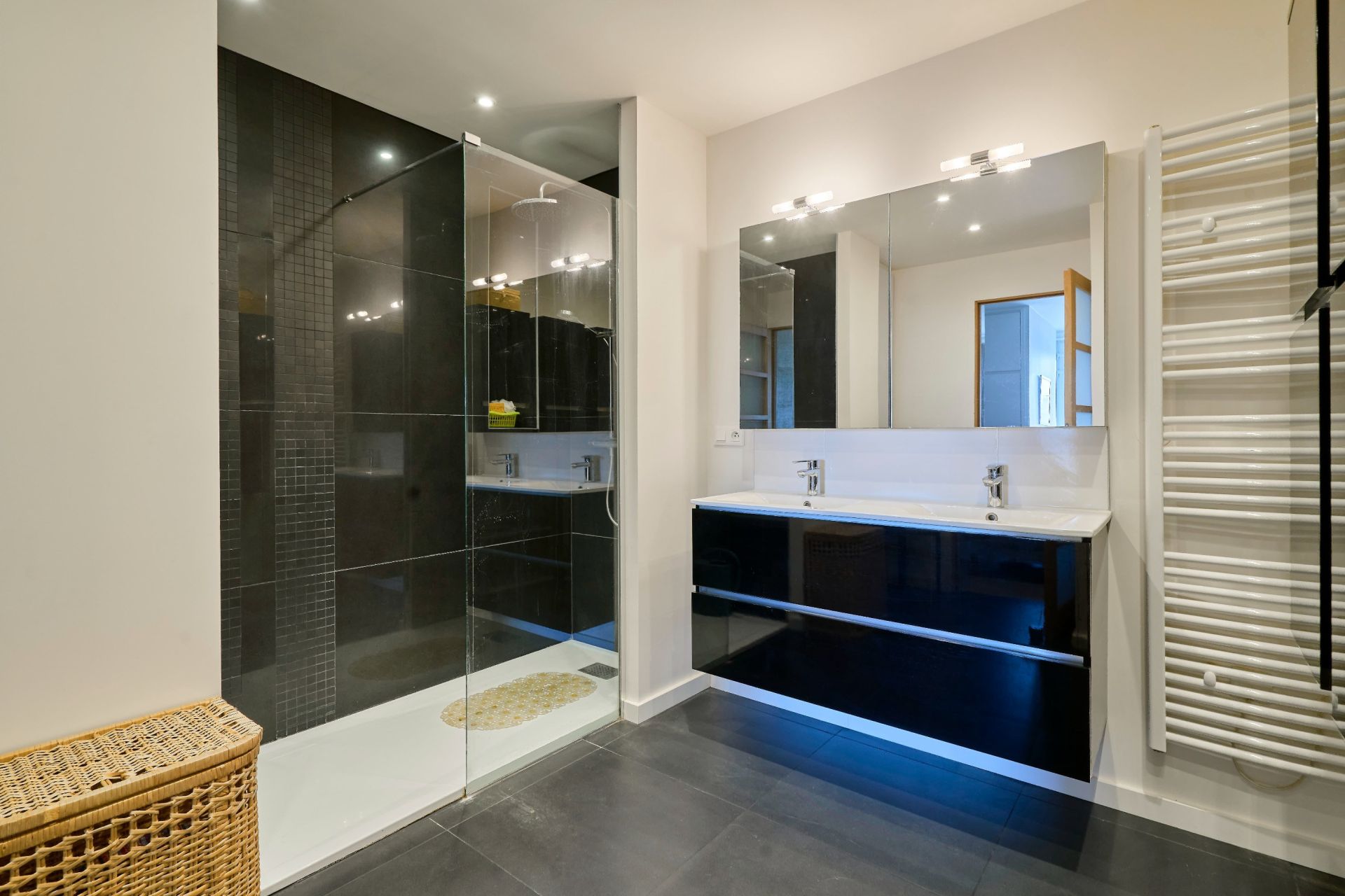 luxury apartment 6 Rooms for sale on LILLE (59000)