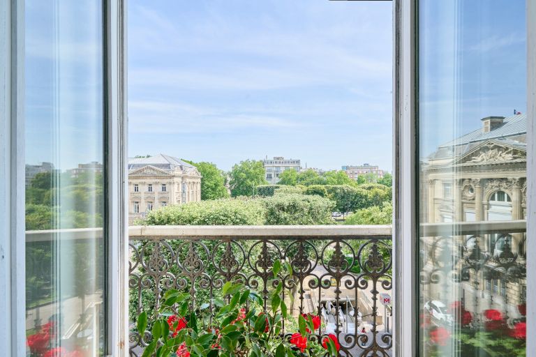 luxury apartment 6 Rooms for sale on LILLE (59000)