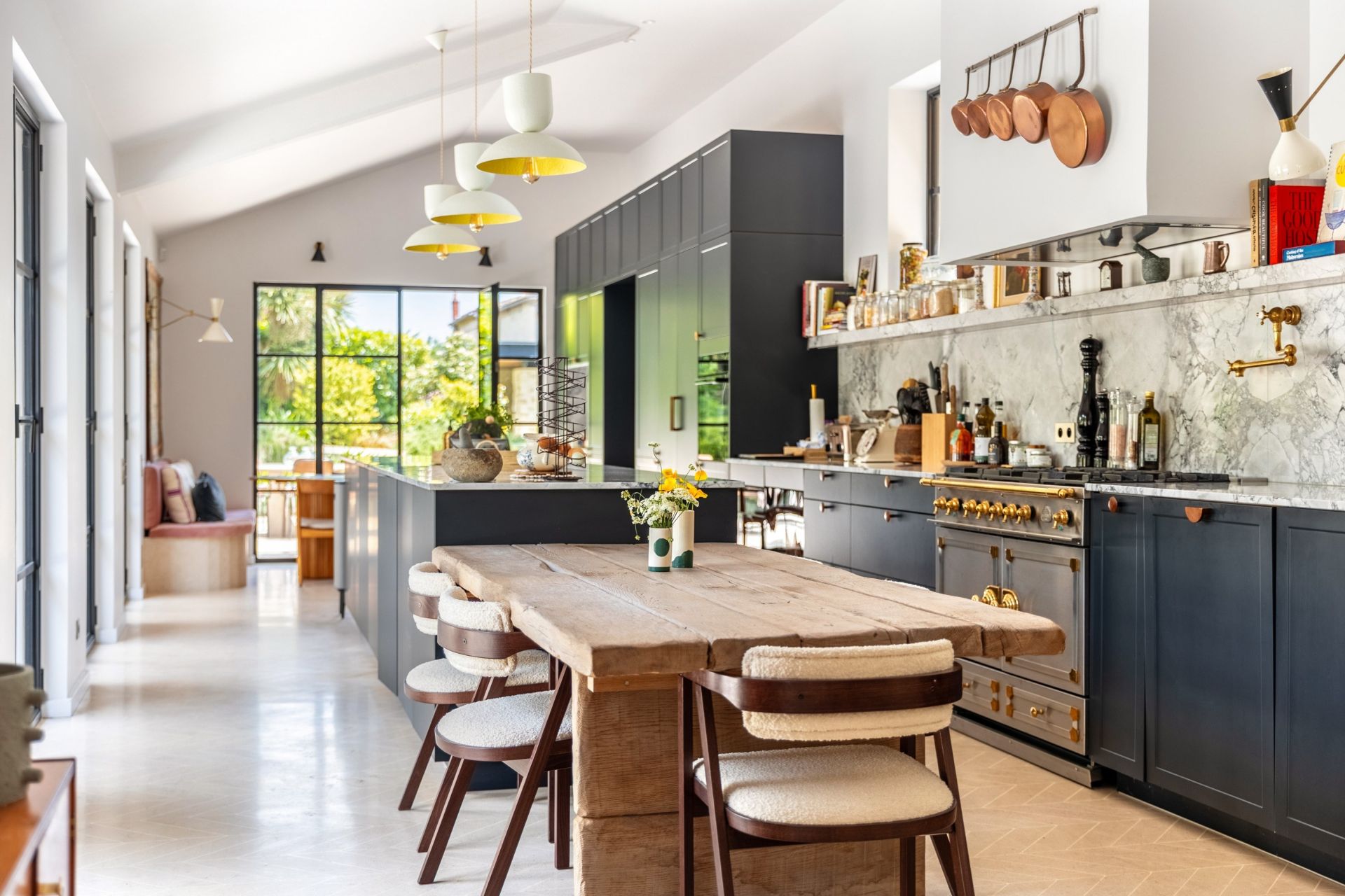 luxury property 12 Rooms for sale on BORDEAUX (33000)