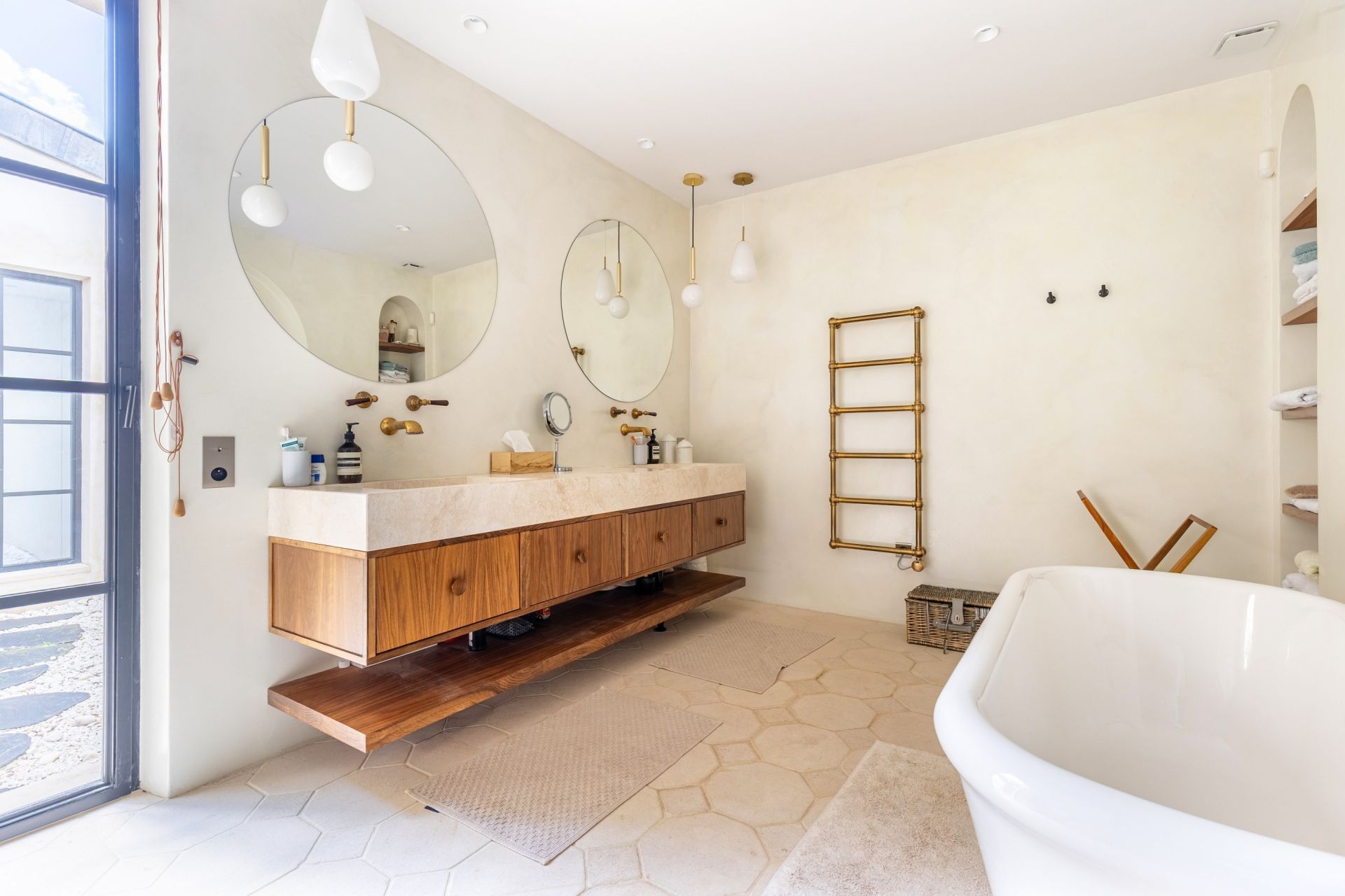 luxury property 12 Rooms for sale on BORDEAUX (33000)