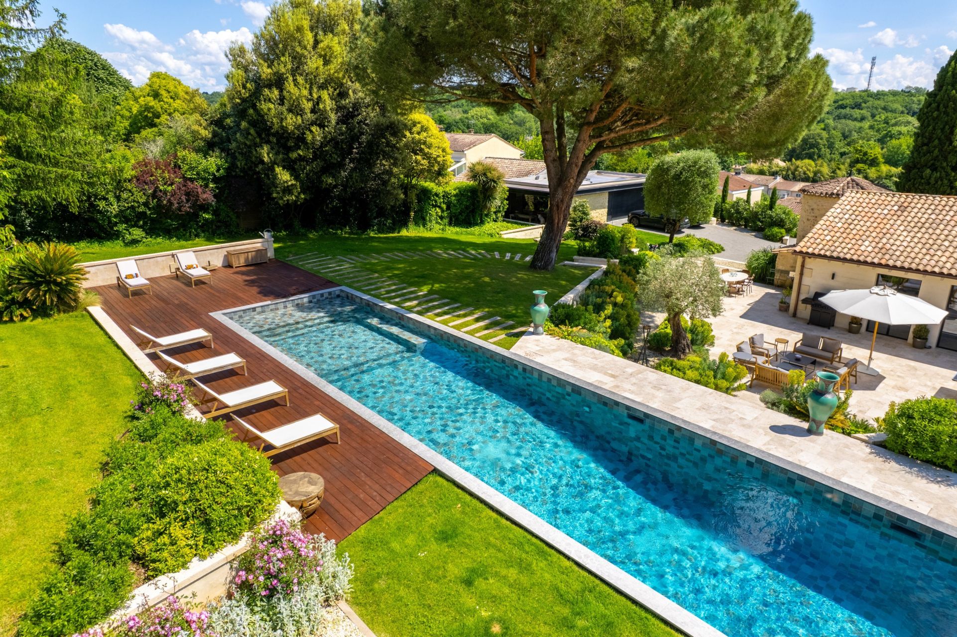 luxury property 12 Rooms for sale on BORDEAUX (33000)