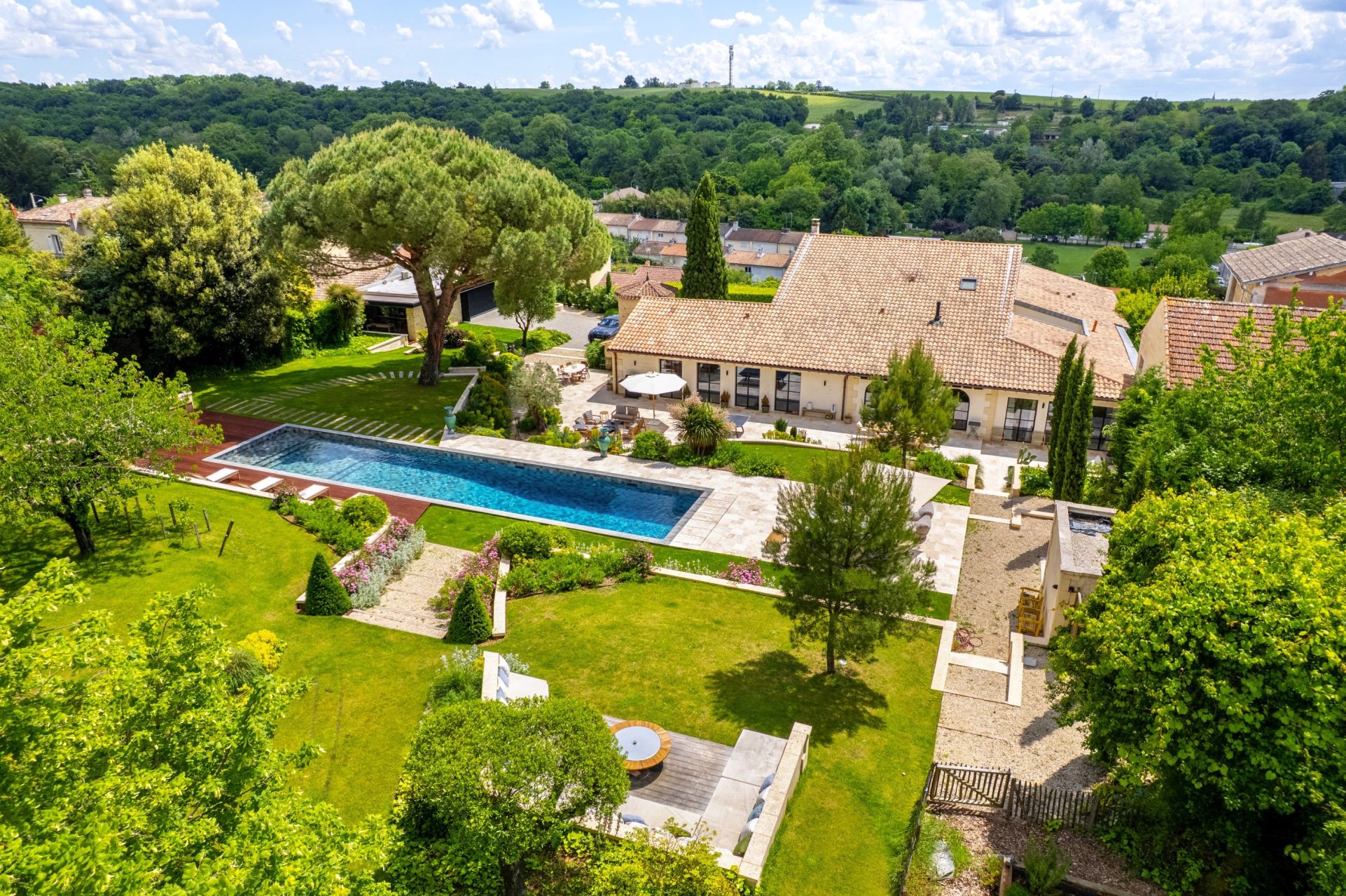 luxury property 12 Rooms for sale on BORDEAUX (33000)