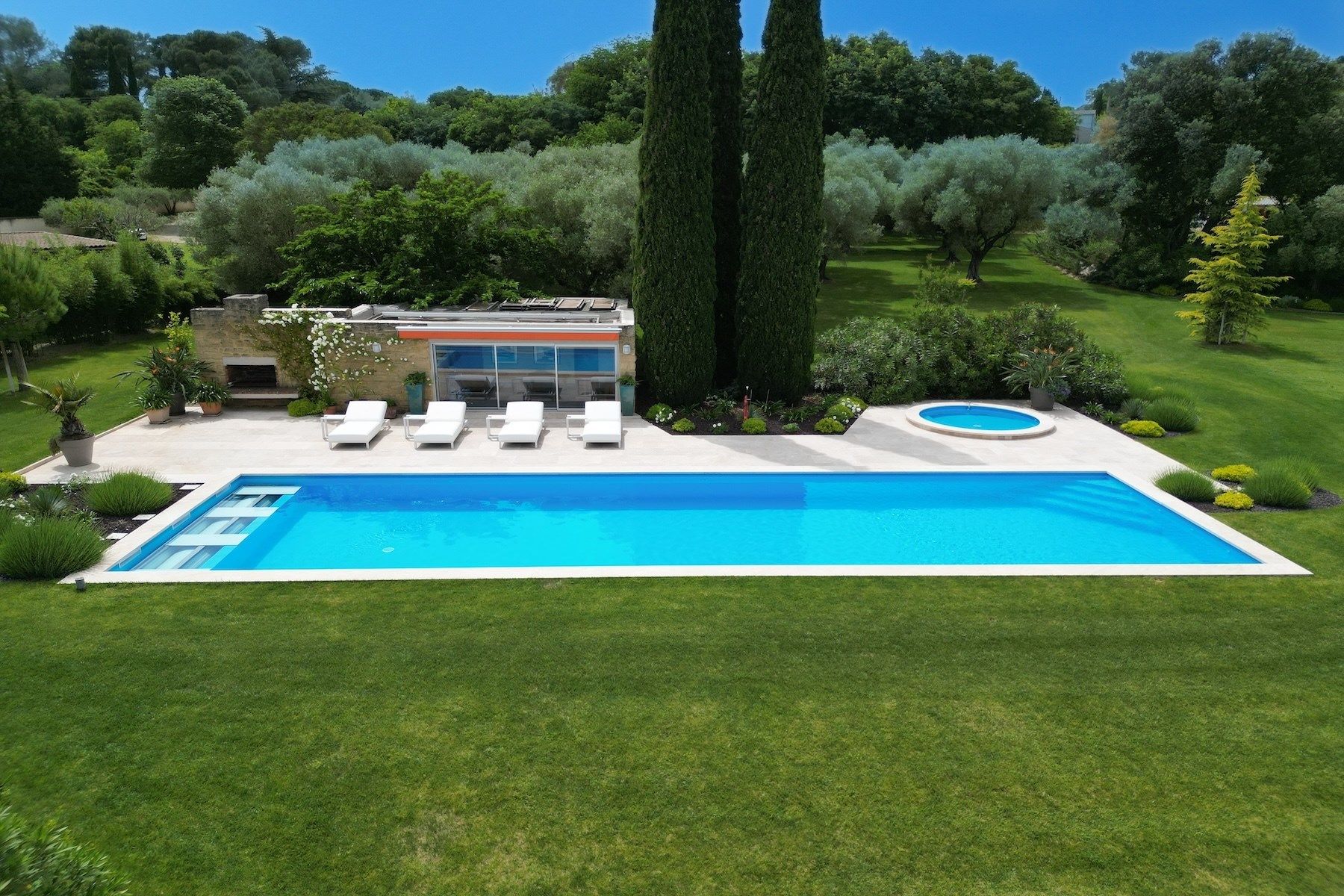 luxury property 8 Rooms for sale on UZES (30700)