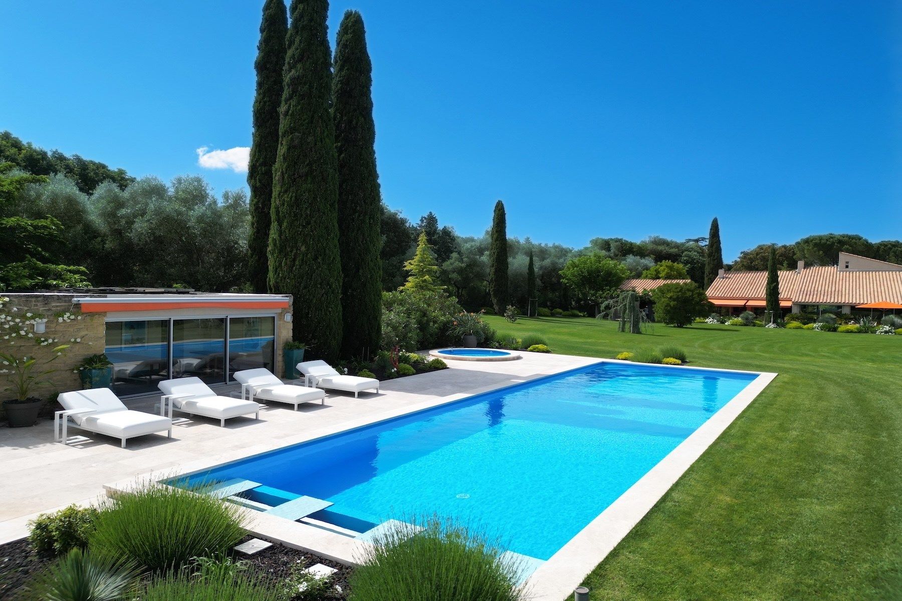 luxury property 8 Rooms for sale on UZES (30700)